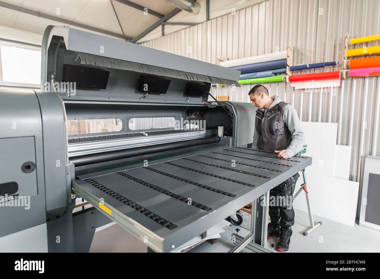L'ingénieur en électricité répare une grande imprimante industrielle haut  de gamme et un traceur dans un bureau d'impression numérique Photo Stock -  Alamy
