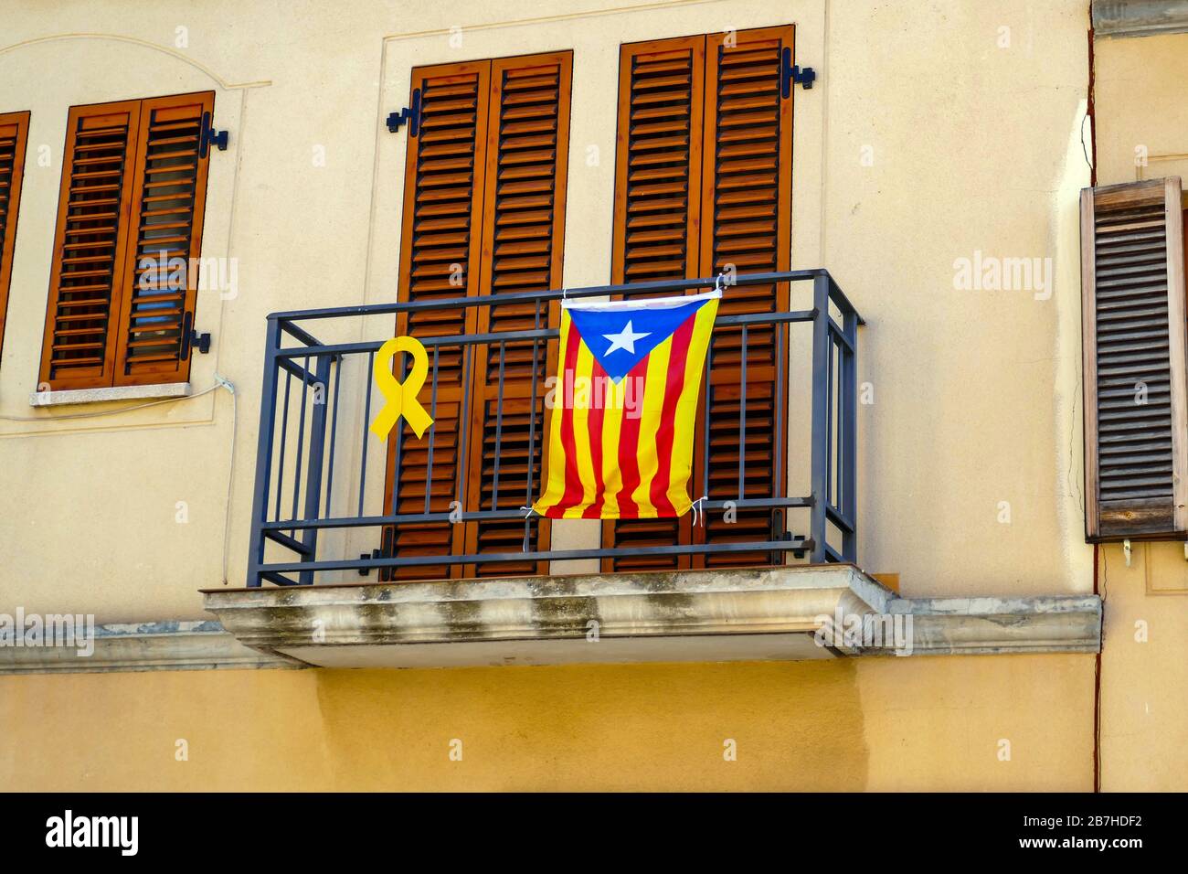 Symbole et drapeau de la Catalogne libre dans la rue dans la petite ville de Collbato sur les pentes de Montserrat, Barcelone, Espagne Banque D'Images