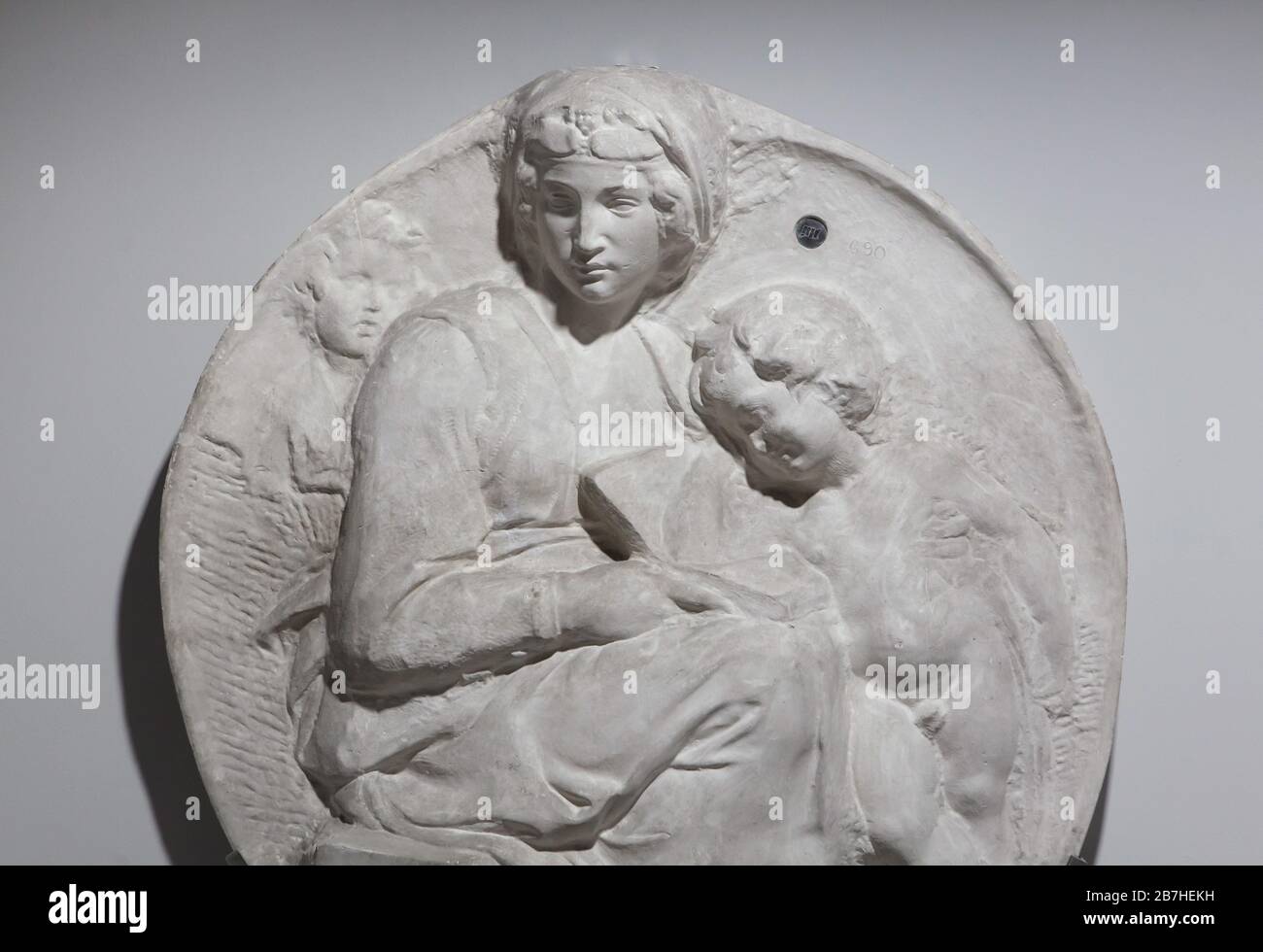 Plâtre du relief en marbre de Madonna et de l'enfant avec le Jeune Saint Jean-Baptiste, connu sous le nom de Pitti Tondo par le sculpteur italien de la Renaissance Michel-Ange Buonarroti (1505).Plâtre moulé daté de la fin du XIXe siècle. Banque D'Images