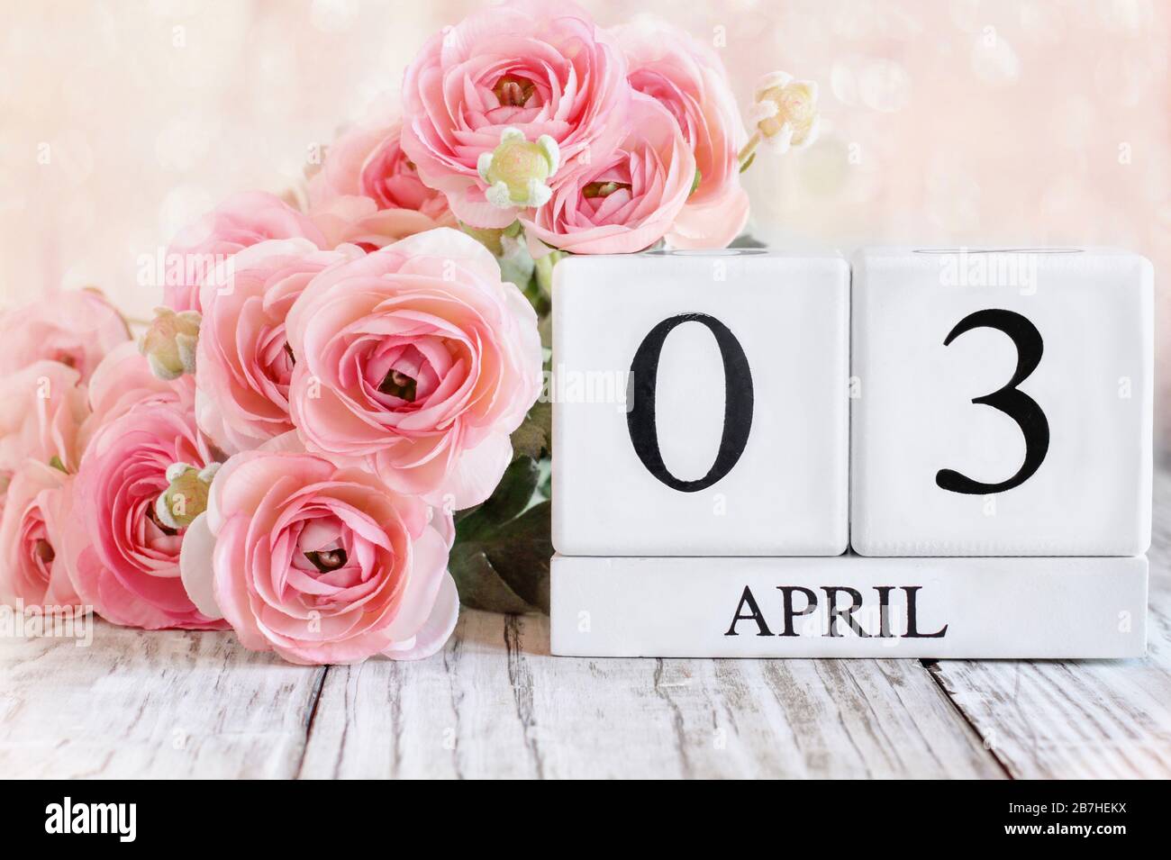 Blocs calendrier en bois blanc avec la date 3 avril. Mise au point sélective avec arrière-plan flou. Banque D'Images