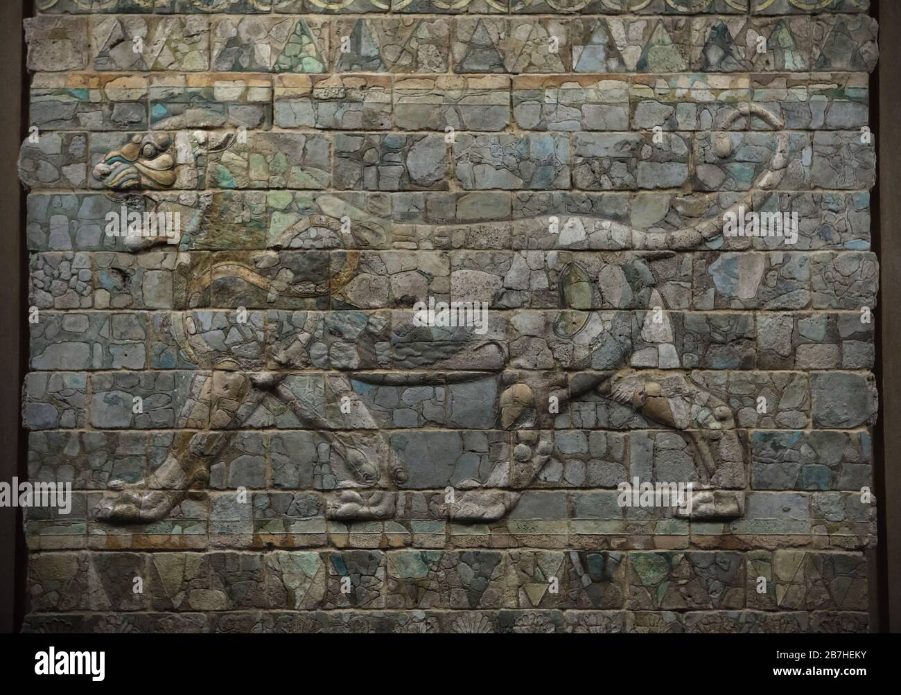 Une frise de lions du palais du roi persan Darius I à Susa est exposée au Musée du Louvre à Paris, France. Banque D'Images