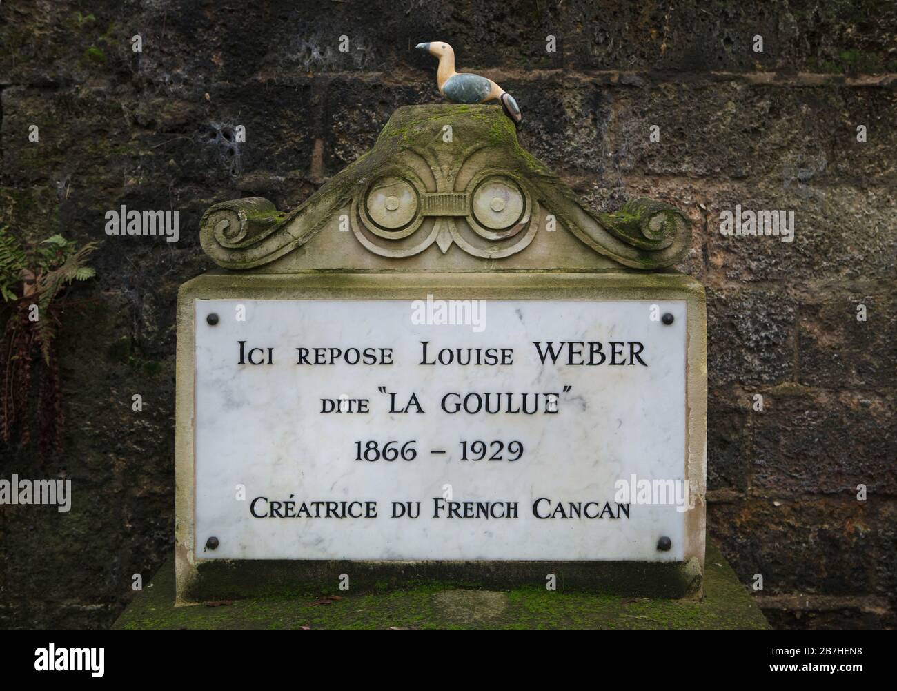 Tombe de la danseuse française de Cancan Louise Weber, mieux connue sous le nom de la Goulue (1866-1929) au cimetière de Montmartre (Cimetière de Montmartre) à Paris, France. La Goulue a été célébrée comme la Reine de Montmartre et comme le créateur de Cancan français. Banque D'Images