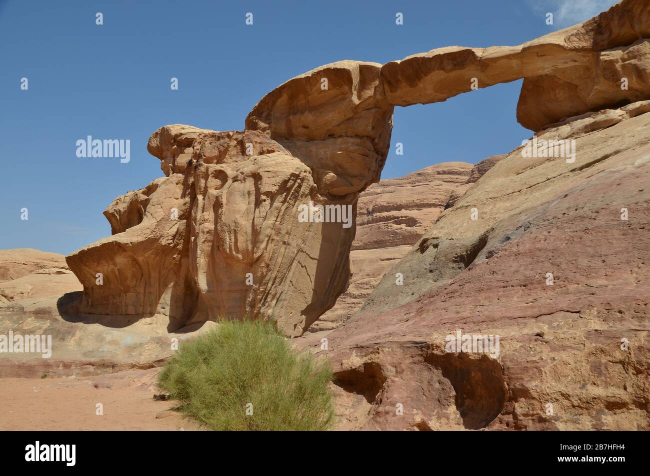 Pont de roche naturel à Wadi Rum Banque D'Images