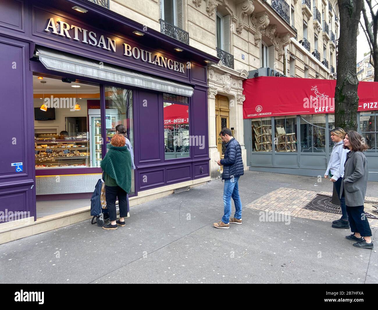 LES PARISIENS SE SONT MIS EN FILE D'ATTENTE POUR LA NOURRITURE AU SUPERMARCHÉ APRÈS L'ÉCLOSION DE CORONAVIRUS , PARIS FRANCE Banque D'Images