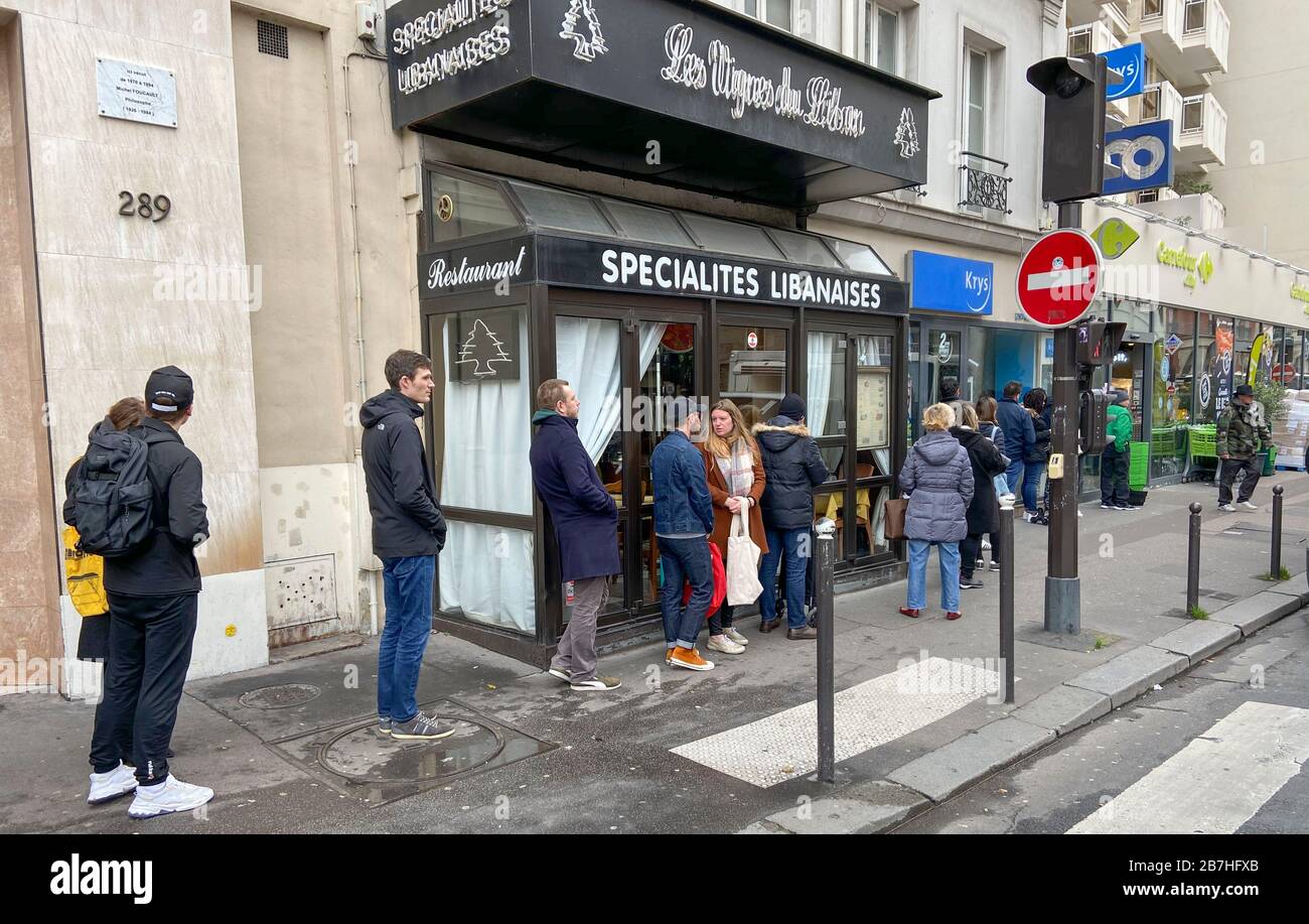 LES PARISIENS SE SONT MIS EN FILE D'ATTENTE POUR LA NOURRITURE AU SUPERMARCHÉ APRÈS L'ÉCLOSION DE CORONAVIRUS , PARIS FRANCE Banque D'Images