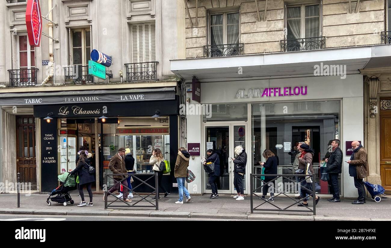 LES PARISIENS SE SONT MIS EN FILE D'ATTENTE POUR LA NOURRITURE AU SUPERMARCHÉ APRÈS L'ÉCLOSION DE CORONAVIRUS , PARIS FRANCE Banque D'Images