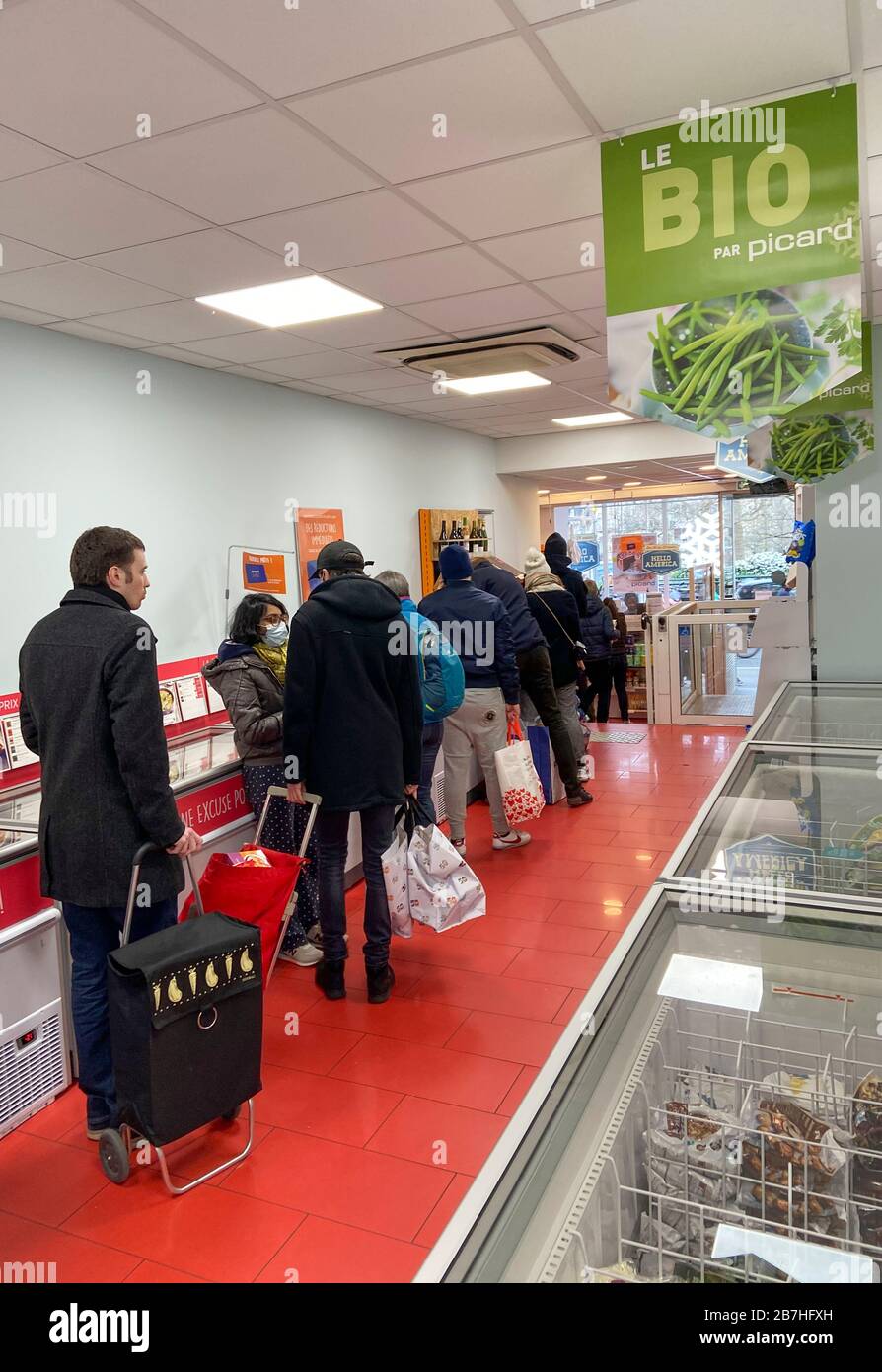 LES PARISIENS SE SONT MIS EN FILE D'ATTENTE POUR LA NOURRITURE AU SUPERMARCHÉ APRÈS L'ÉCLOSION DE CORONAVIRUS , PARIS FRANCE Banque D'Images