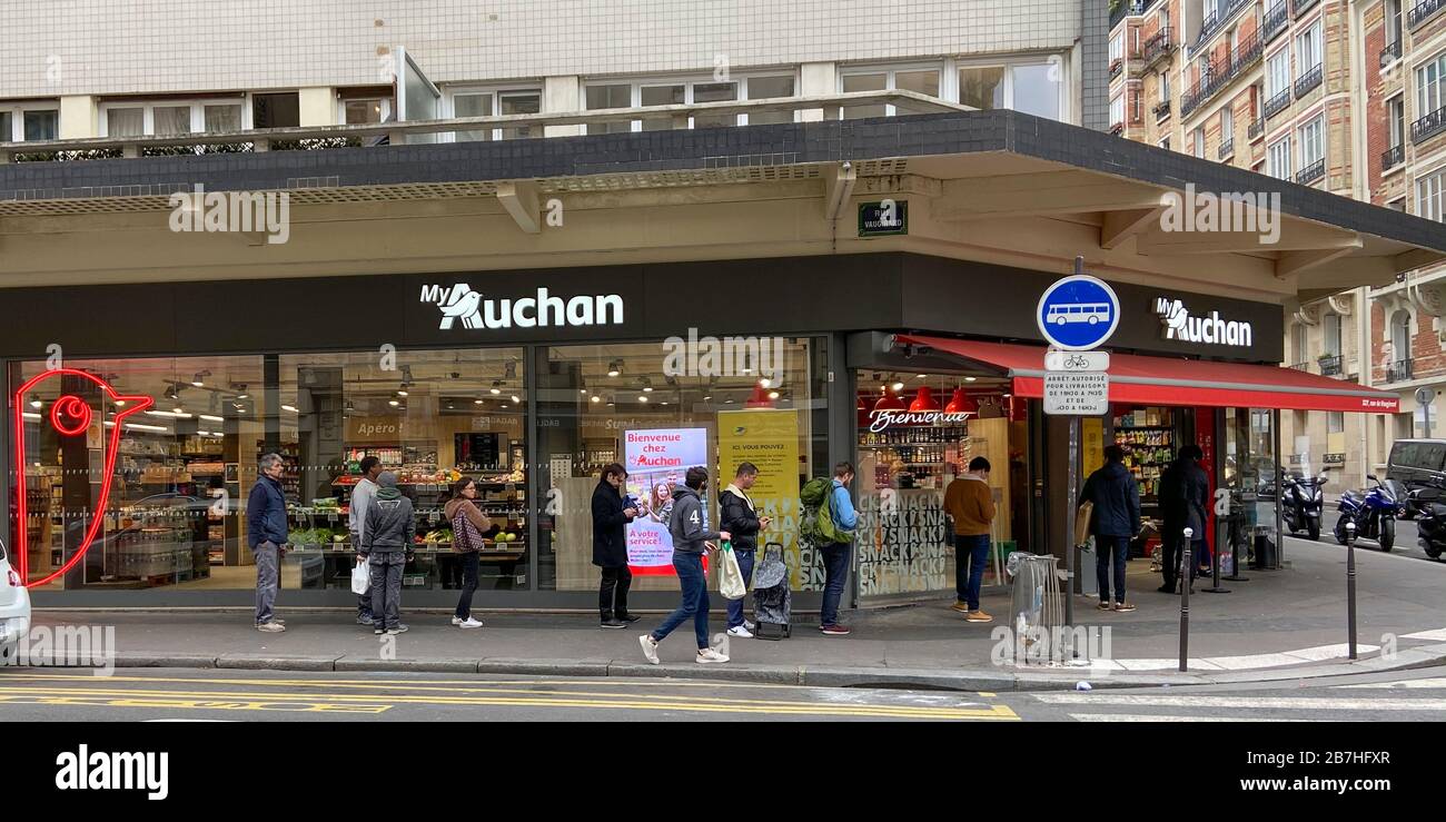 LES PARISIENS SE SONT MIS EN FILE D'ATTENTE POUR LA NOURRITURE AU SUPERMARCHÉ APRÈS L'ÉCLOSION DE CORONAVIRUS , PARIS FRANCE Banque D'Images