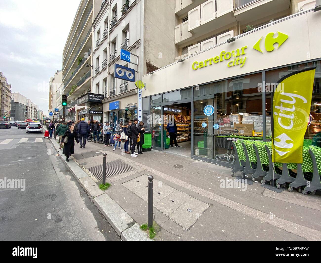 LES PARISIENS SE SONT MIS EN FILE D'ATTENTE POUR LA NOURRITURE AU SUPERMARCHÉ APRÈS L'ÉCLOSION DE CORONAVIRUS , PARIS FRANCE Banque D'Images