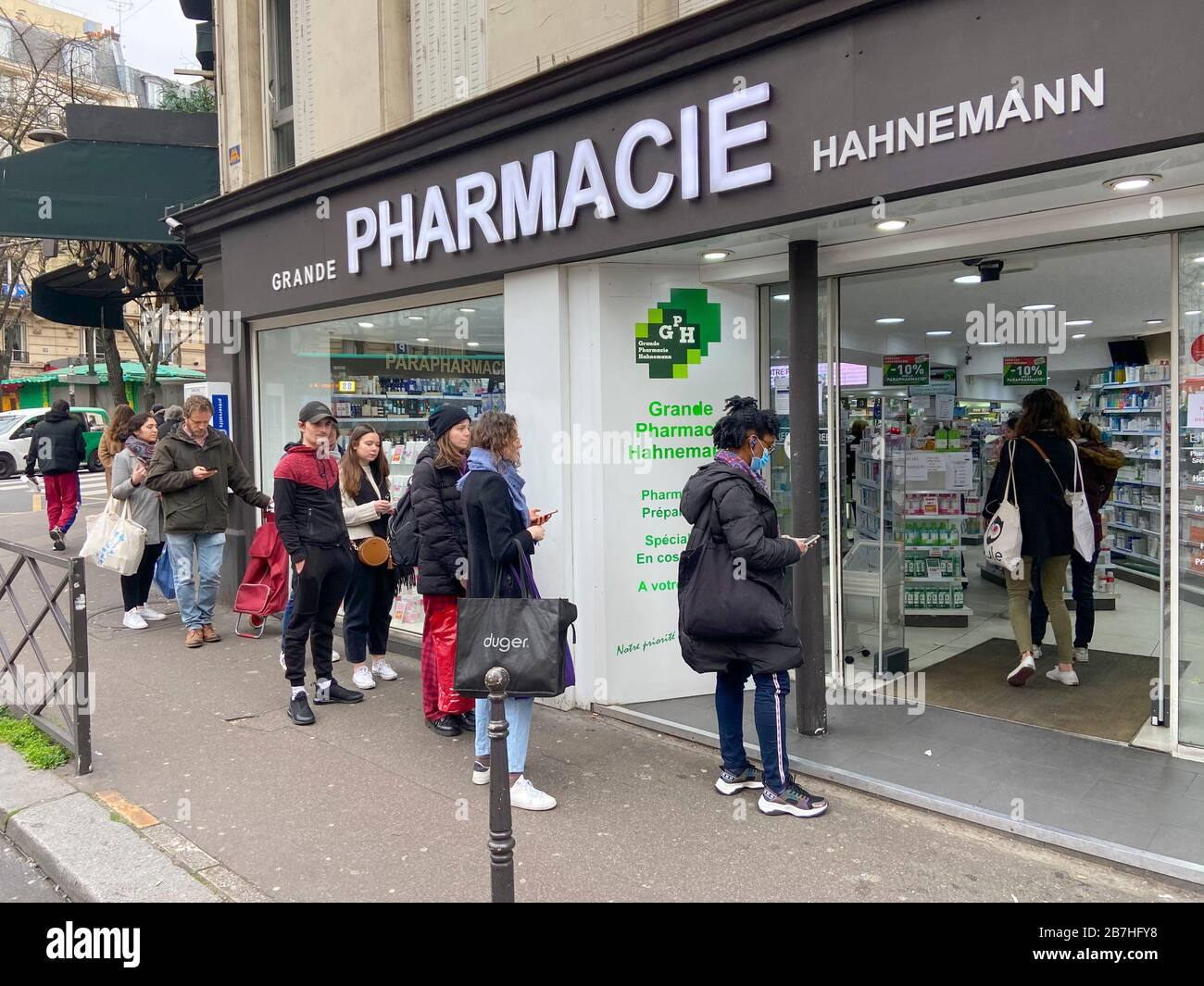 LES PARISIENS SE SONT MIS EN FILE D'ATTENTE POUR LA NOURRITURE AU SUPERMARCHÉ APRÈS L'ÉCLOSION DE CORONAVIRUS , PARIS FRANCE Banque D'Images