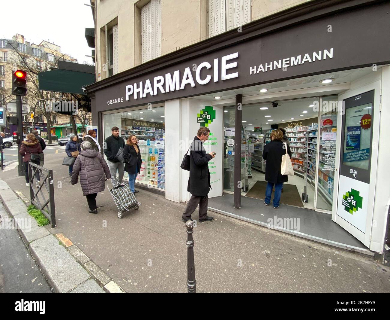 LES PARISIENS SE SONT MIS EN FILE D'ATTENTE POUR LA NOURRITURE AU SUPERMARCHÉ APRÈS L'ÉCLOSION DE CORONAVIRUS , PARIS FRANCE Banque D'Images