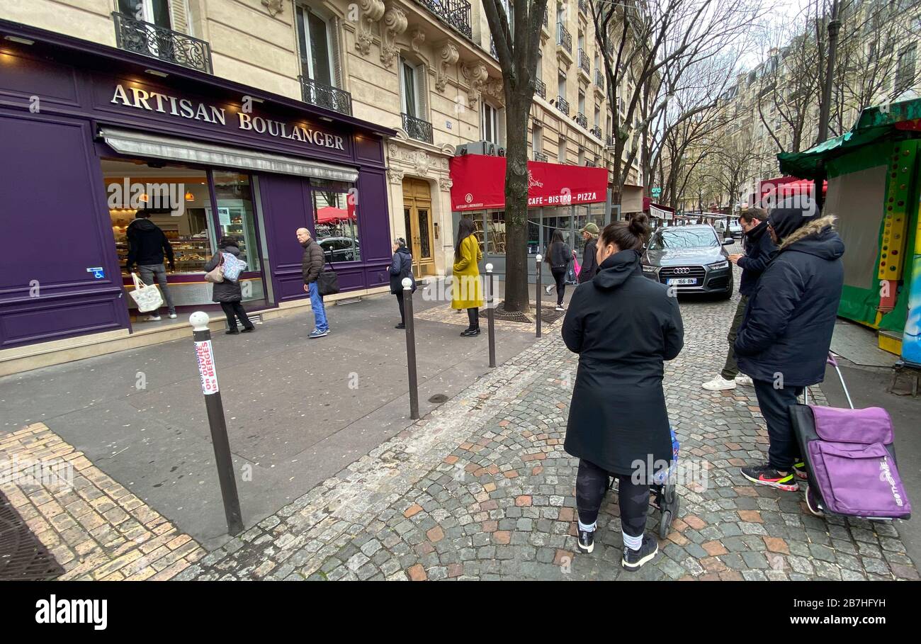 LES PARISIENS SE SONT MIS EN FILE D'ATTENTE POUR LA NOURRITURE AU SUPERMARCHÉ APRÈS L'ÉCLOSION DE CORONAVIRUS , PARIS FRANCE Banque D'Images