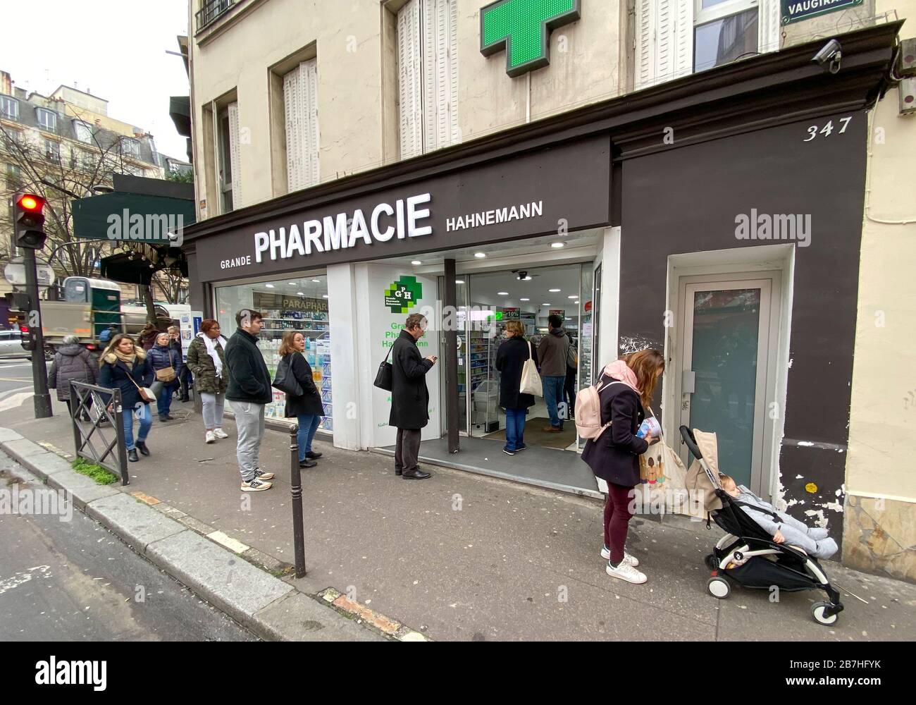 LES PARISIENS SE SONT MIS EN FILE D'ATTENTE POUR LA NOURRITURE AU SUPERMARCHÉ APRÈS L'ÉCLOSION DE CORONAVIRUS , PARIS FRANCE Banque D'Images