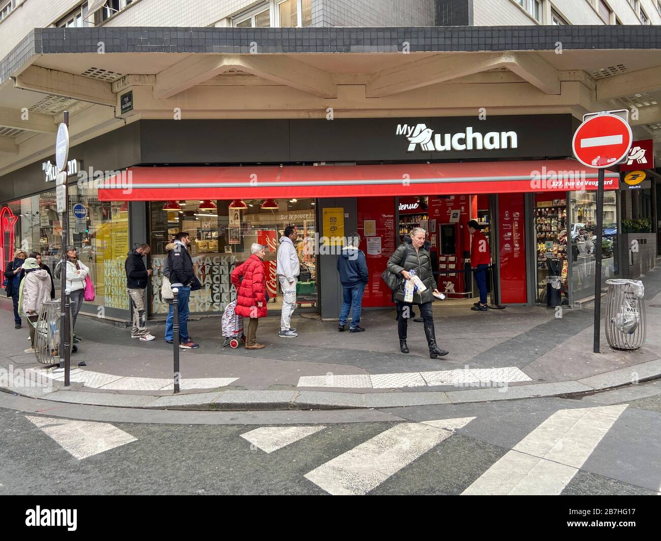 LES PARISIENS SE SONT MIS EN FILE D'ATTENTE POUR LA NOURRITURE AU SUPERMARCHÉ APRÈS L'ÉCLOSION DE CORONAVIRUS , PARIS FRANCE Banque D'Images