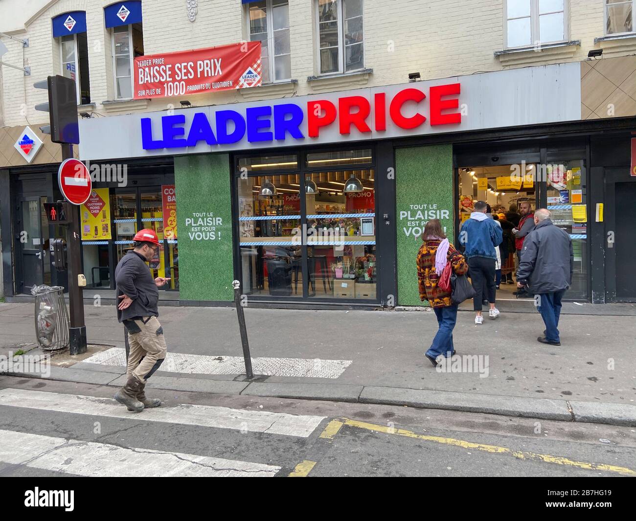 LES PARISIENS SE SONT MIS EN FILE D'ATTENTE POUR LA NOURRITURE AU SUPERMARCHÉ APRÈS L'ÉCLOSION DE CORONAVIRUS , PARIS FRANCE Banque D'Images