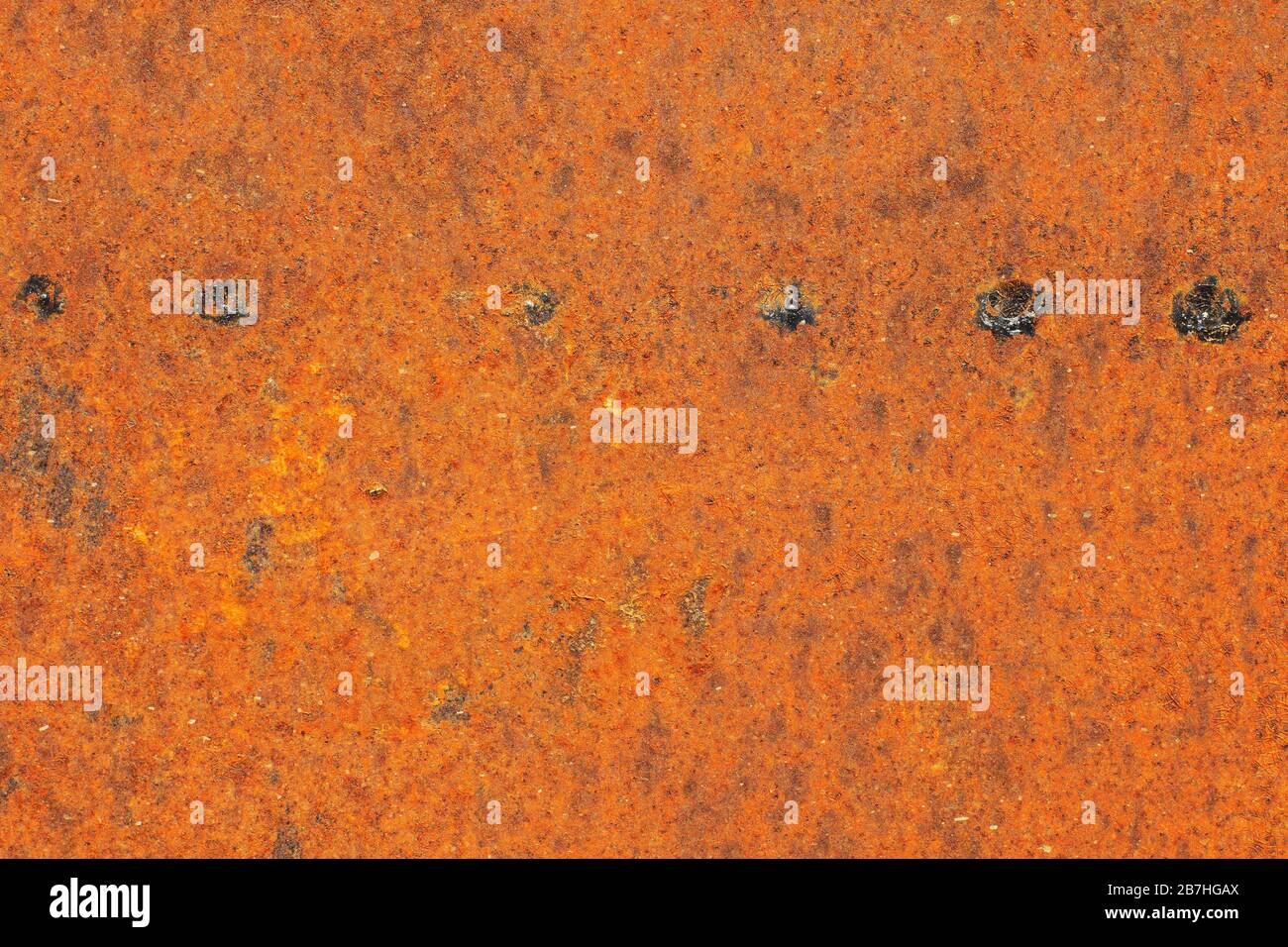 La surface d'une ancienne feuille de fer rouillée abandonnée avec des traces de points de soudure. Moderne tendance abstrait rouille texture fond Banque D'Images