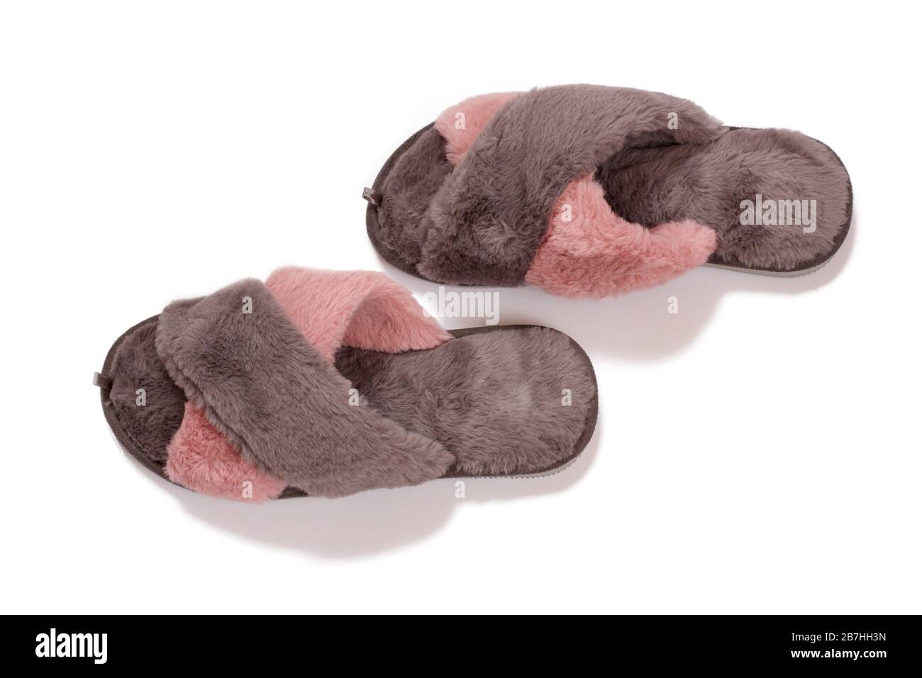 Chaussons bruns doux pour femme sur fond blanc isolé. Vue de dessus. Banque D'Images