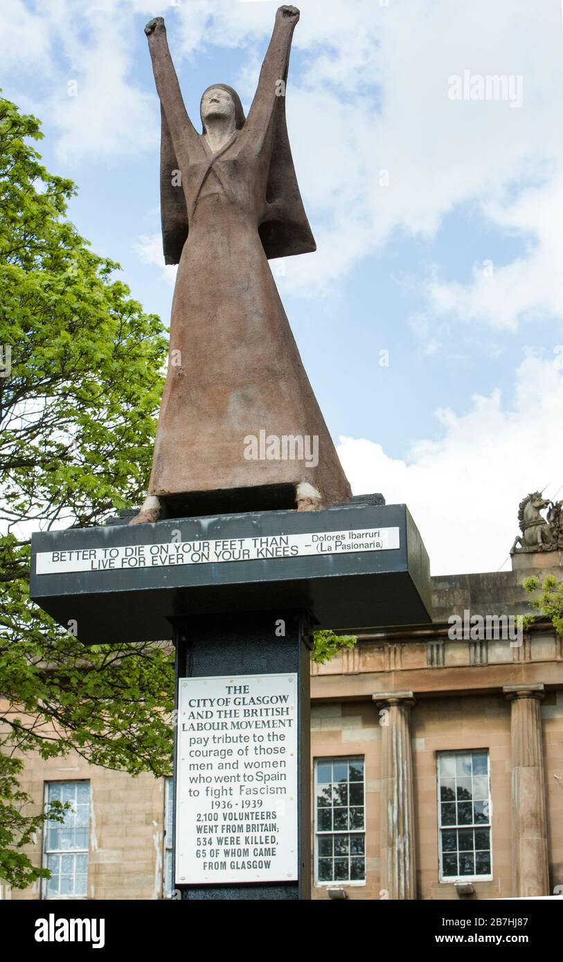 Mouvement ouvrier Espagnol de la guerre civile statue du mémorial de Dolores Ibarruri par le sculpteur Arthur Dooley, Broomielaw, Glasgow Banque D'Images