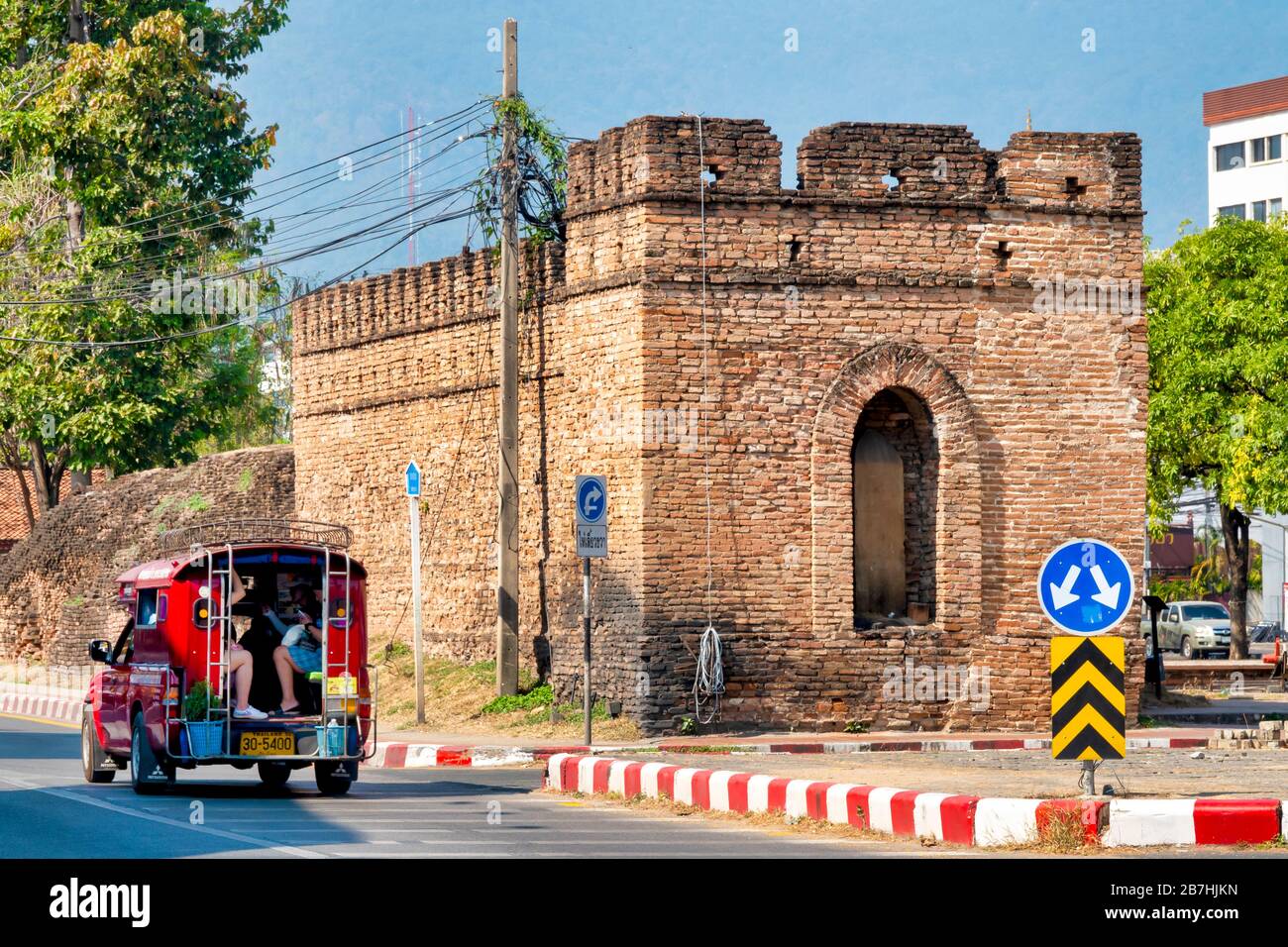 Songthaew devant la porte Chang Phuak (la porte d'éléphant) Chiang Mai, Thaïlande Banque D'Images Songthaew devant la porte Chang Phuak (la porte d'éléphant) Chiang Mai, Thaïlande Banque D'Images