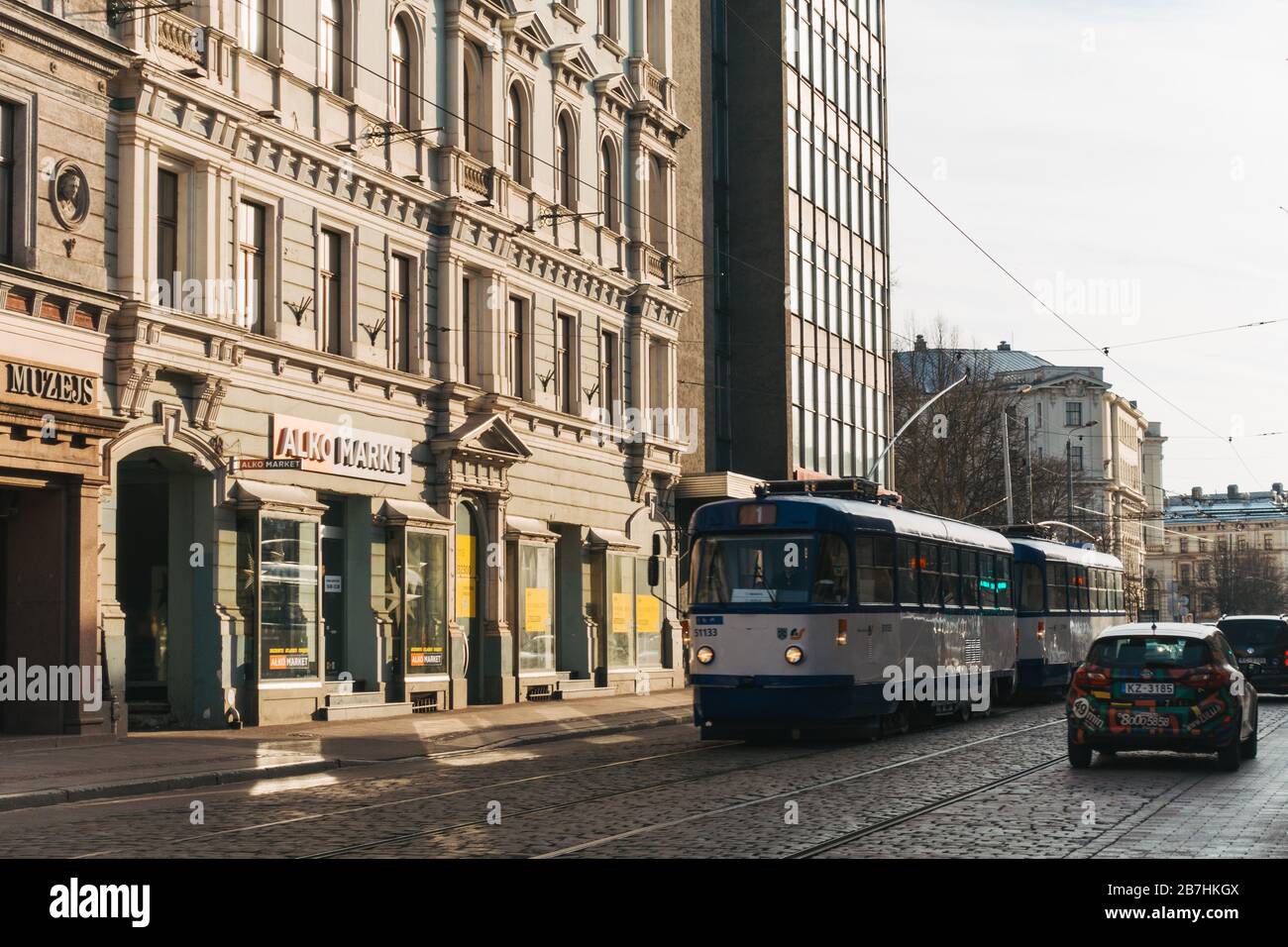 Une vieille voiture de tramway passe devant les bâtiments néo-classiques Art nouveau dans le centre de Riga, en Lettonie, pendant un après-midi ensoleillé en hiver Banque D'Images