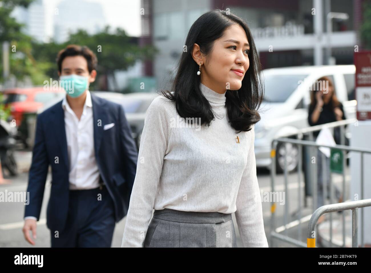 Ancien membre du Parti pour l'avenir dissous, Pannika Wanich se rend à la gare de police de Pathumwan pour nier les accusations qu'ils ont organisées un rassemblement politique l'année dernière. Banque D'Images