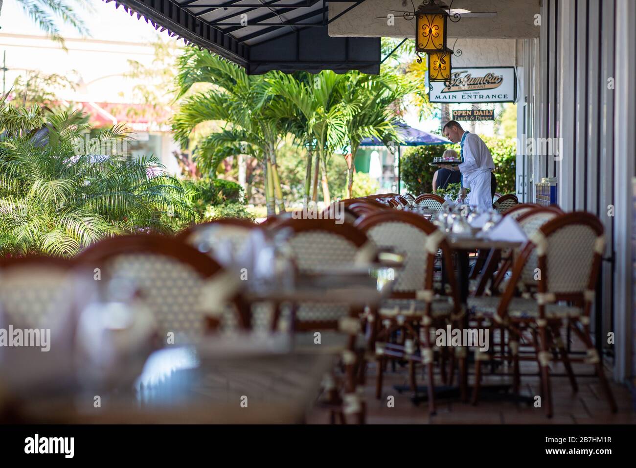Les restaurants de St Armands Circle sur Lido Key à Sarasota, en Floride, commencent à voir les effets de COVID-19 comme les ventes commencent à ralentir. Banque D'Images