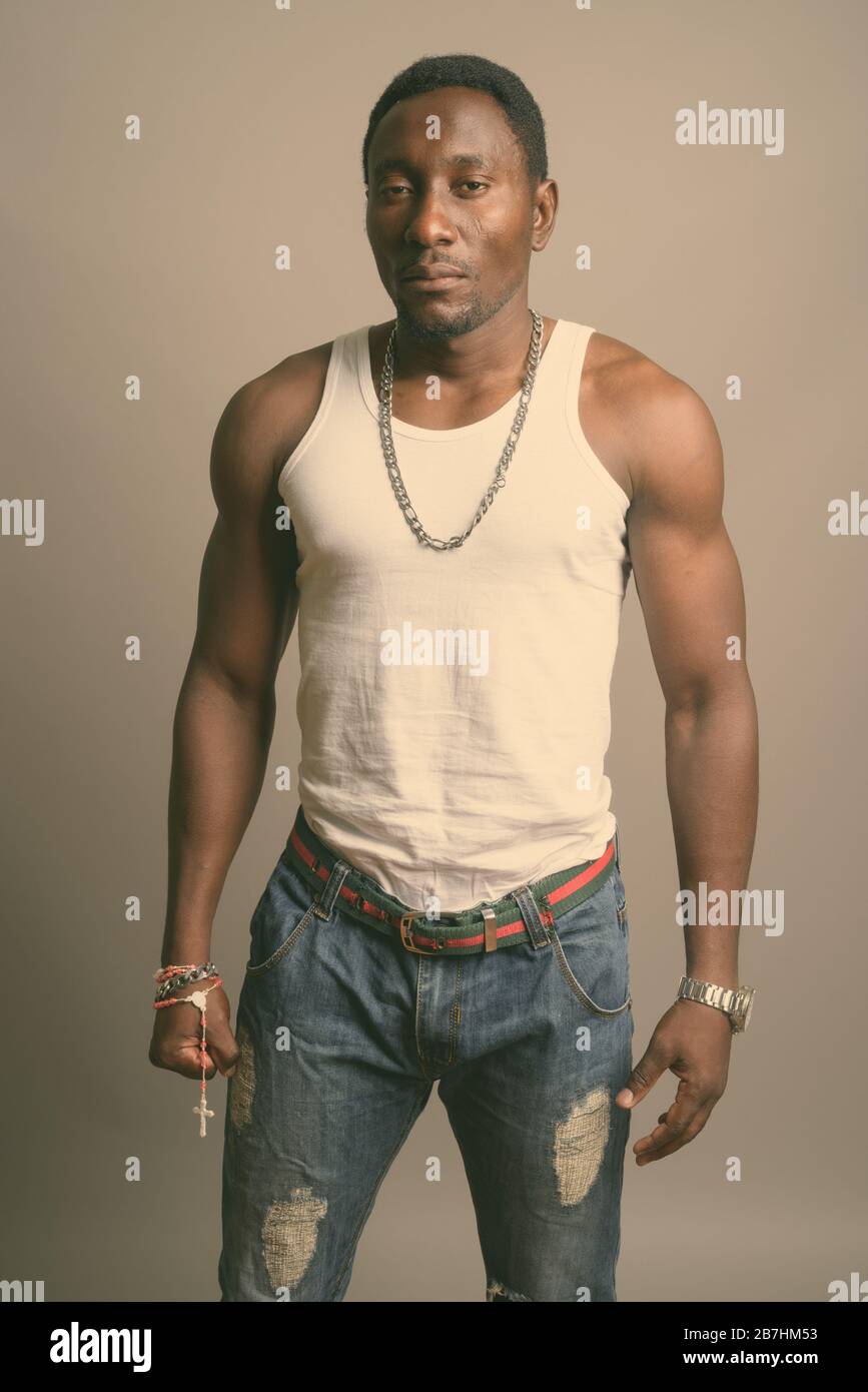 Studio tourné d'un jeune homme africain beau sur fond gris Banque D'Images