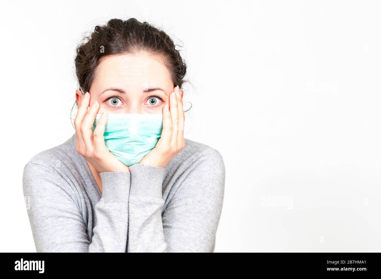Femme de brunette caucasienne dans un masque médical de protection contre le visage pour la propagation du virus de la maladie SRAS-CoV-2, Coronavirus, COVID-19. Banque D'Images
