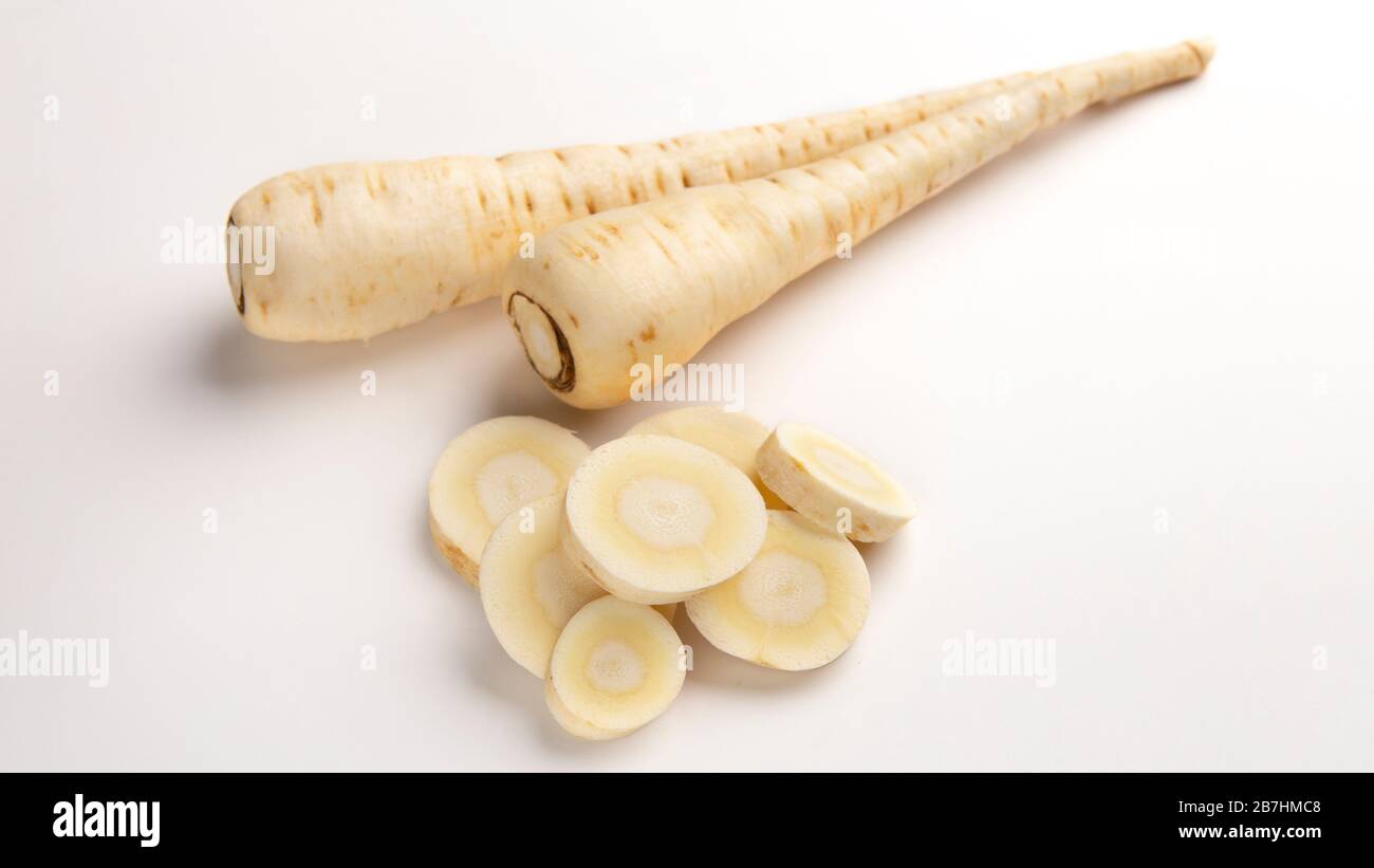 Concept de produits naturels. Raifort et tranches entières de daikon Banque D'Images