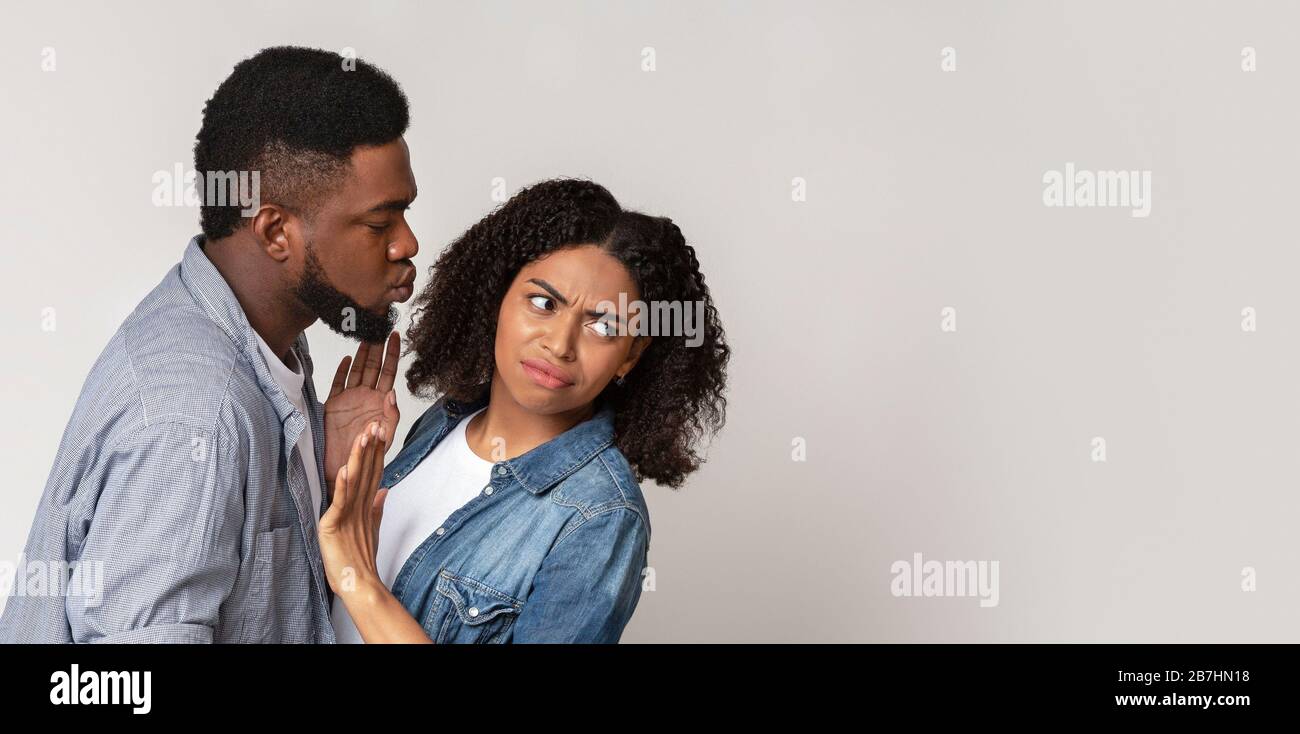 Précautions relatives au coronavirus. Femme noire dégoûtée poussant Boyfriend, refusant ses Kisses Banque D'Images