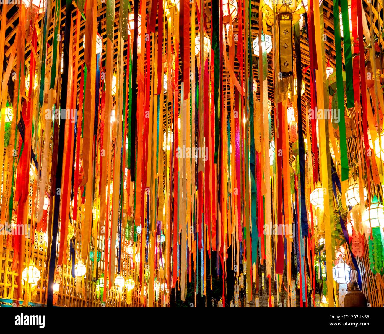 Drapeaux de prière dans Wat Phan Tao, Chiang Mai, Thaïlande Banque D'Images Drapeaux de prière dans Wat Phan Tao, Chiang Mai, Thaïlande Banque D'Images