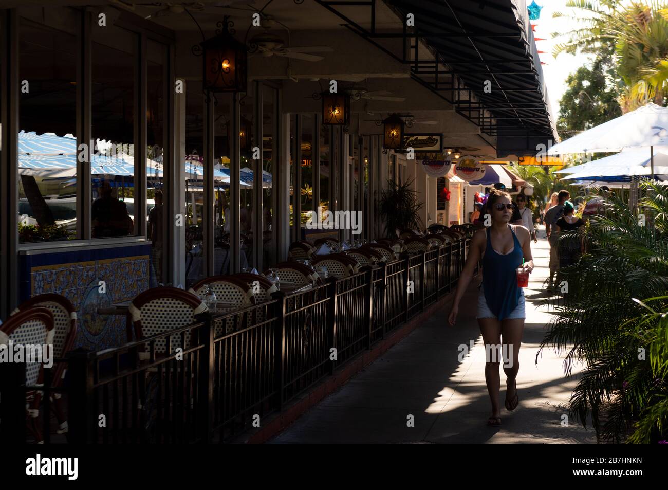 Marcher devant des restaurants vides à ST. Armands Circle à Lido Key, Sarasota Floride pendant la pandémie de COVID-19 Banque D'Images Marcher devant des restaurants vides à ST. Armands Circle à Lido Key, Sarasota Floride pendant la pandémie de COVID-19 Banque D'Images