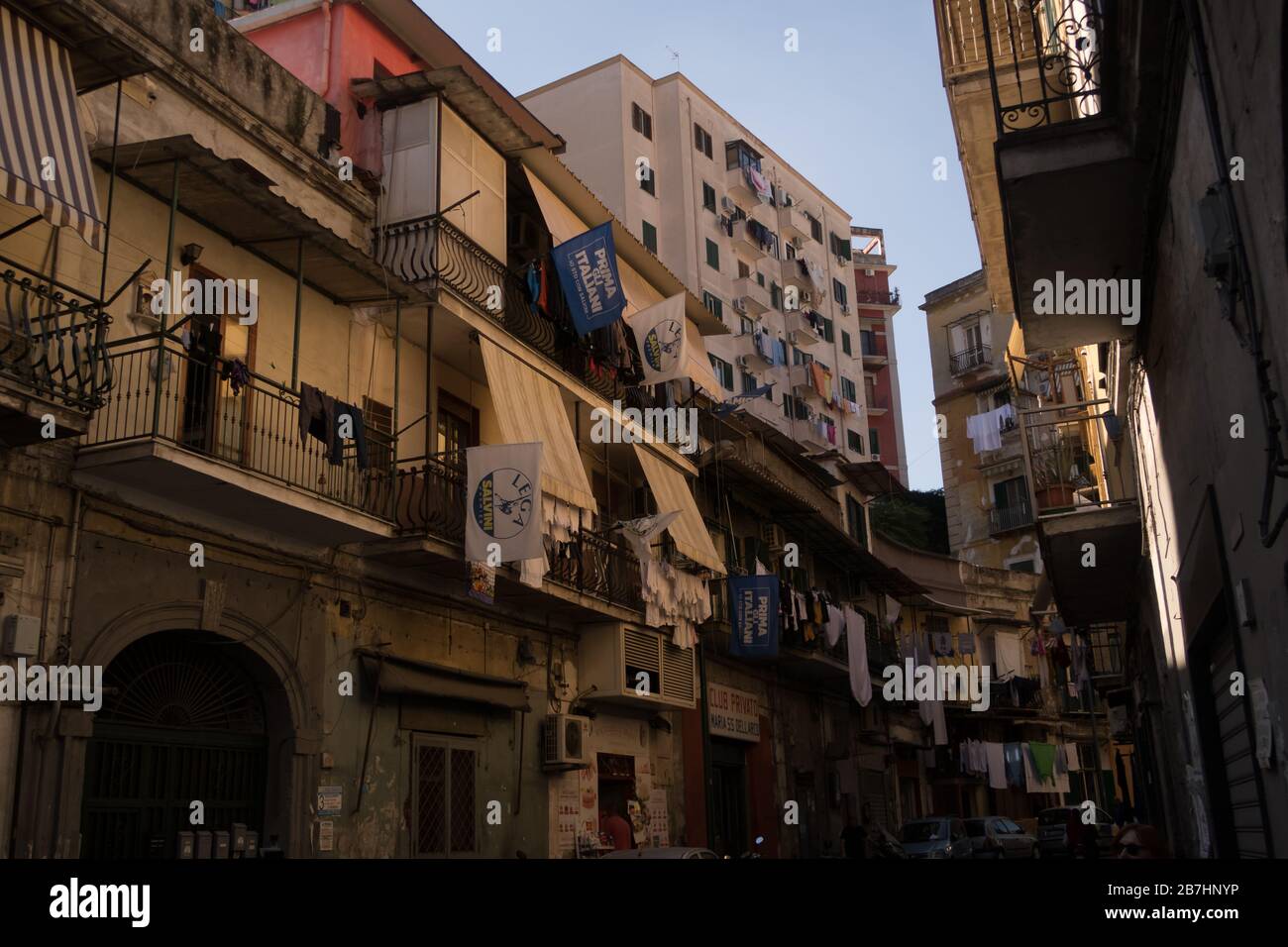 Les drapeaux de Lega Nord s'affichent sur un balcon d'un appartement dans le centre-ville de Naples, en Italie. Banque D'Images