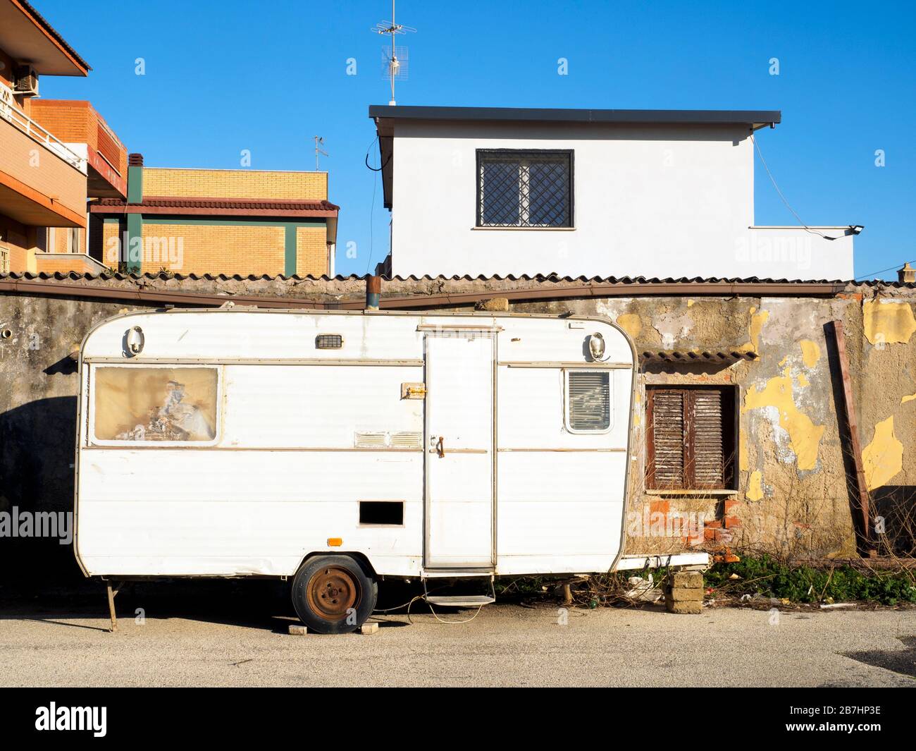 Caravane près d'un mur à Fiumicino - Rome, Italie Banque D'Images