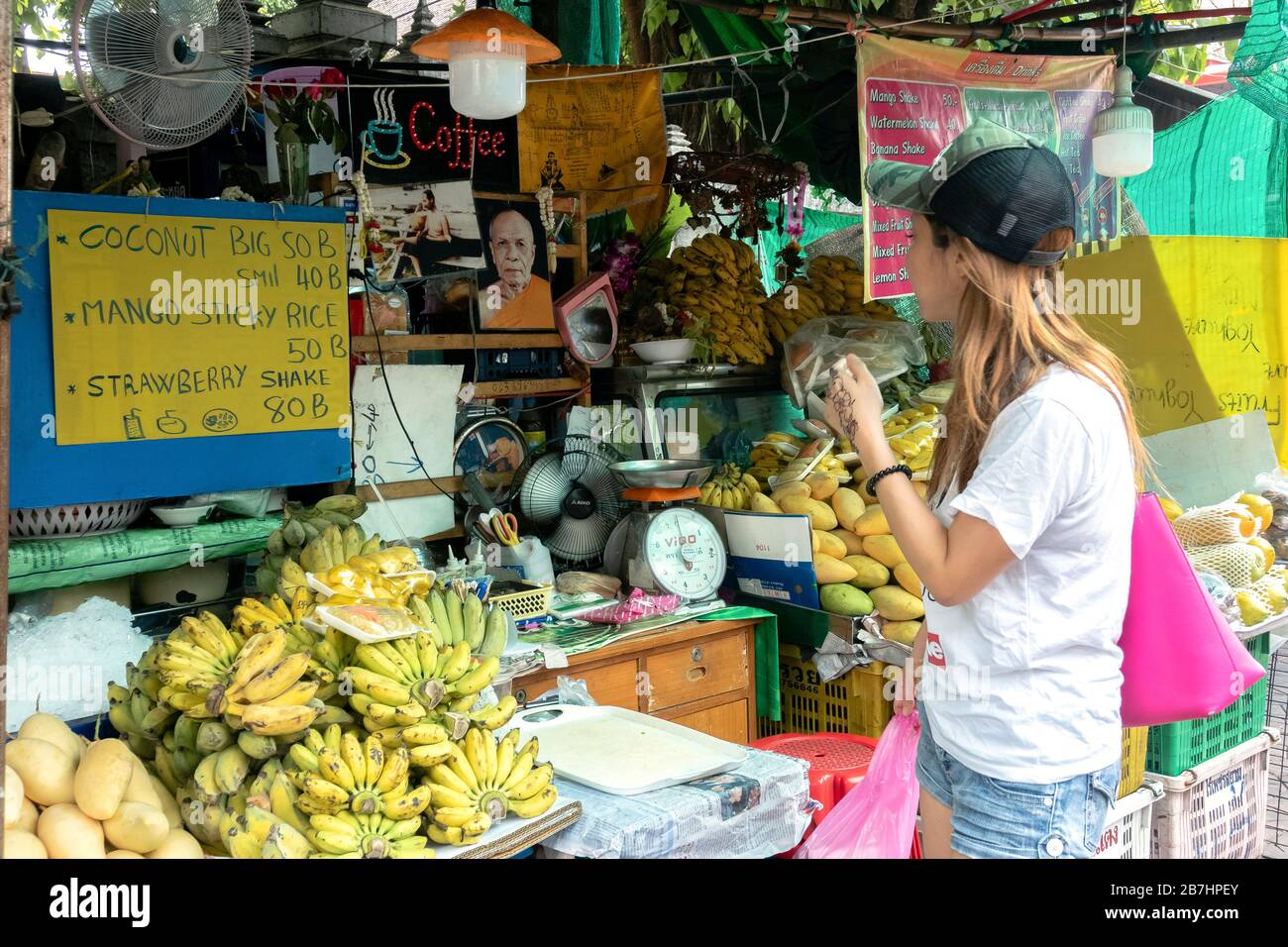 Thanon Khao San, Bangkok, Thaïlande - 19 janvier 2020 : une femme de tourisme asiatique à la recherche et à la commande de riz collant à la mangue le célèbre dessert thaïlandais traditionnel f Banque D'Images