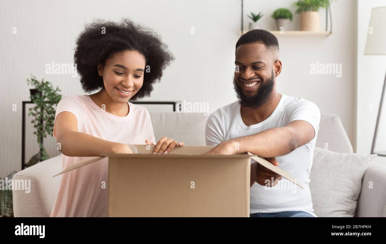 African american couple ouvre la boîte à partir de la boutique en ligne Banque D'Images