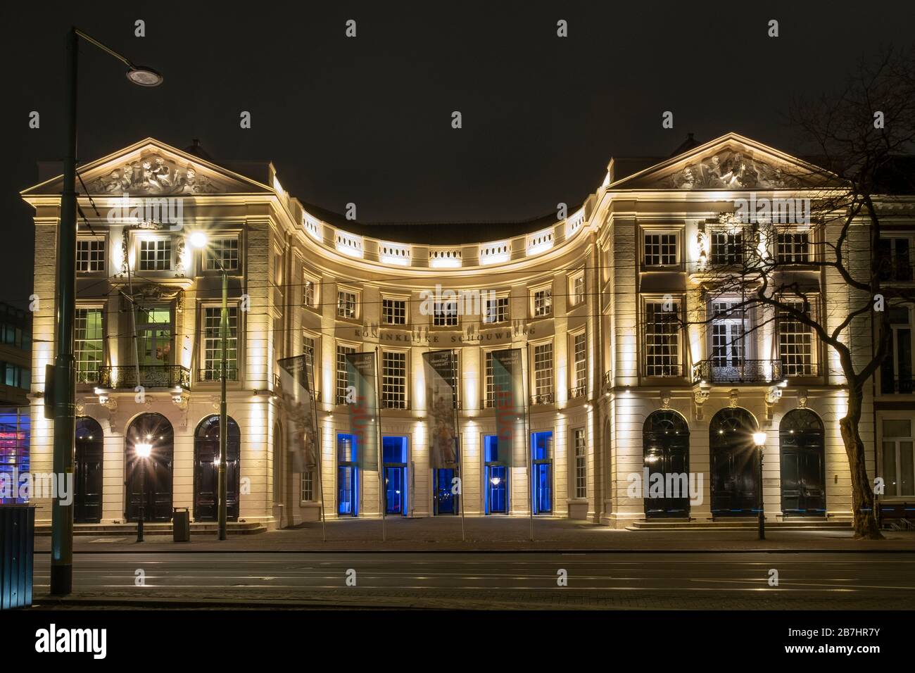 La Haye, Pays-Bas - 18 février 2019 : la Haye, Pays-Bas. Théâtre royal de la Haye au crépuscule, exposition longue, drapeaux flous devant Banque D'Images