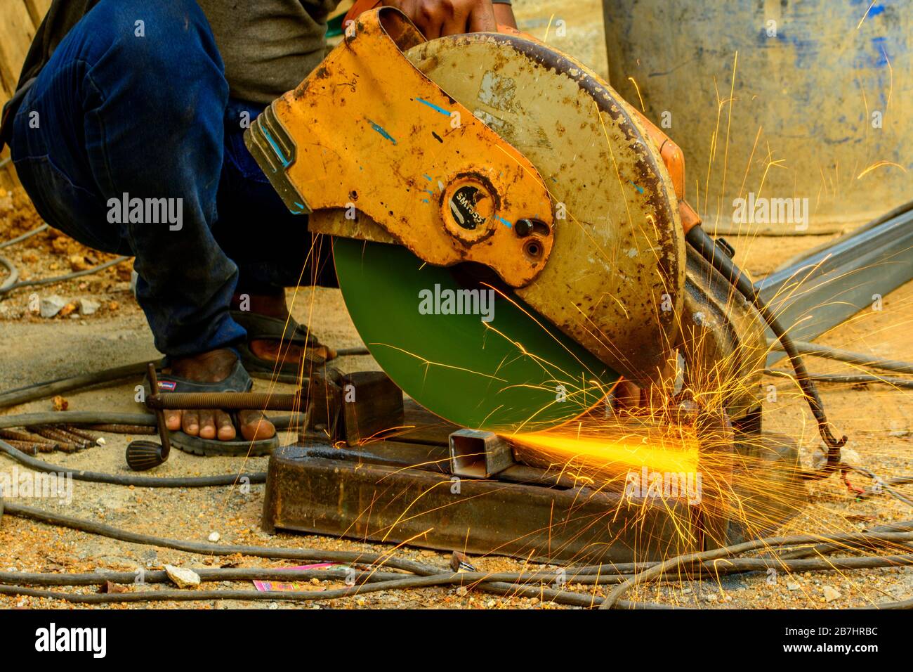 Barre de coupe en métal artisan avec scie circulaire Banque D'Images