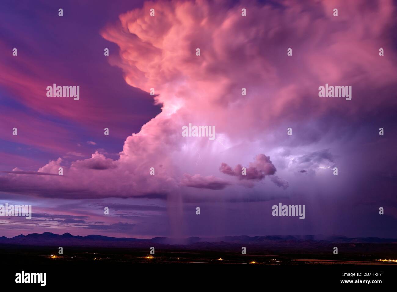 Coucher de soleil en Arizona avec un orage spectaculaire nuage de cumulonimbus illuminé par la foudre au coucher du soleil, sur les montagnes près de San Carlos Banque D'Images