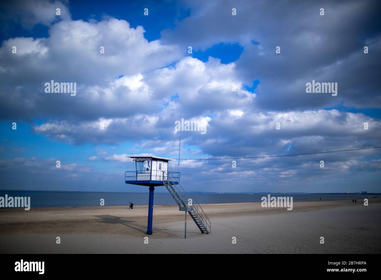 Ahlbeck, Allemagne. 16 mars 2020. Seuls quelques vacanciers sont sur la plage à côté de la jetée sur la mer Baltique. Les routes d'accès aux îles de la mer Baltique telles que Usedom, Rügen ou Poel doivent être strictement contrôlées à cause du coronavirus, les vacanciers doivent quitter les centres touristiques. La raison du blocus est que les systèmes de santé des îles ne sont pas préparés pour un plus grand nombre de personnes infectées par le nouveau coronavirus. Crédit: Jens Büttner/dpa-Zentralbild/dpa/Alay Live News crédit: dpa Picture Alliance/Alay Live News crédit: dpa Picture Alliance/Alay Live News Banque D'Images