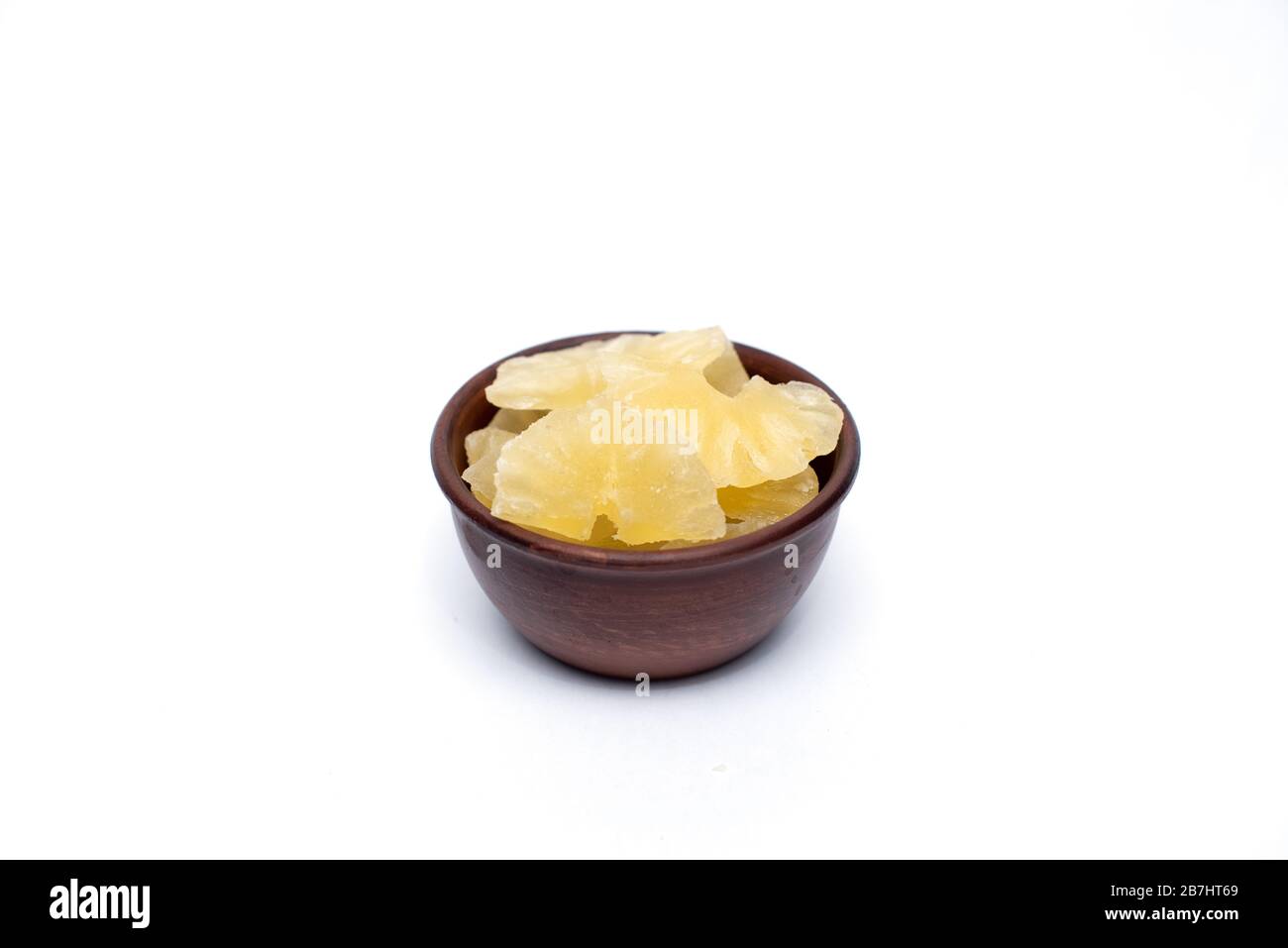 ananas sec savoureux isolé sur blanc. Banque D'Images