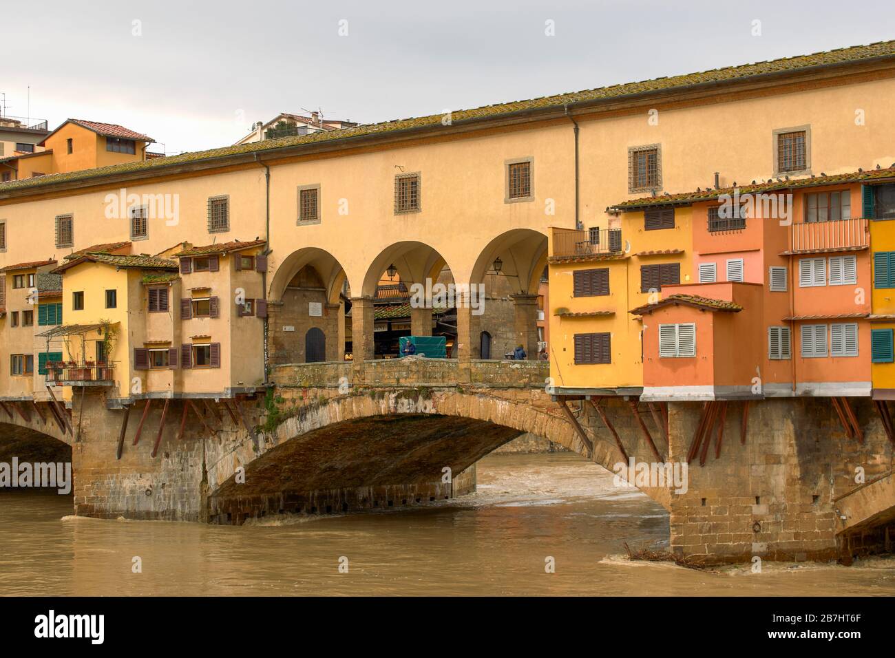 FLORENCE ITALIE PONT PONTE VECCHIO ET MAISONS OU MAGASINS ENJAMBANT LA RIVIÈRE ARNO EN INONDATION Banque D'Images