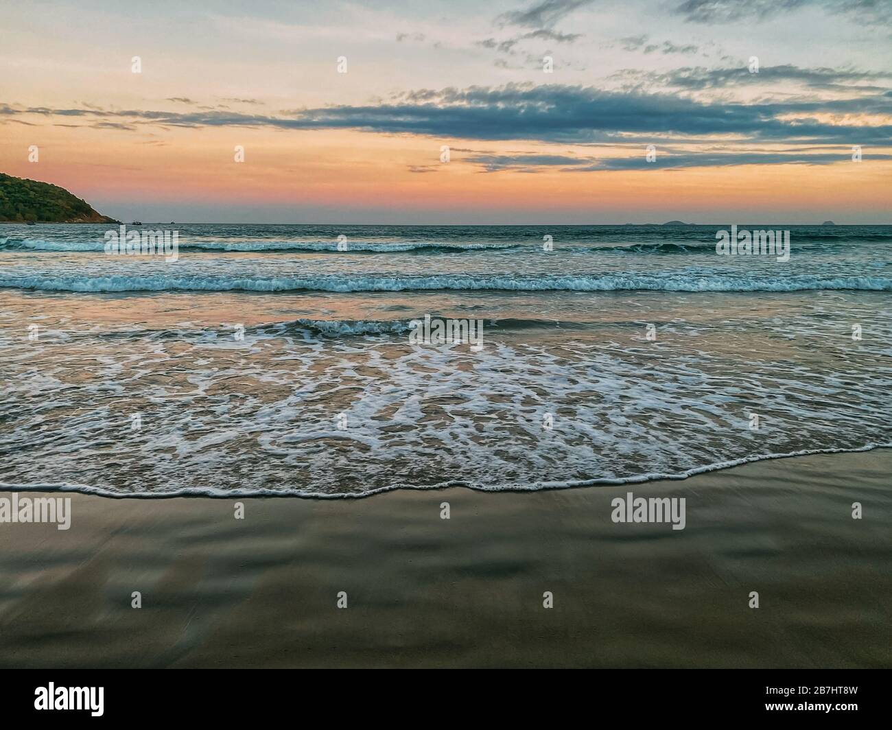 Coucher du soleil sur la mer d'été la grotte plage, le soleil, les vagues et les nuages, de beaux éclairages spectaculaires, soleil derrière Banque D'Images