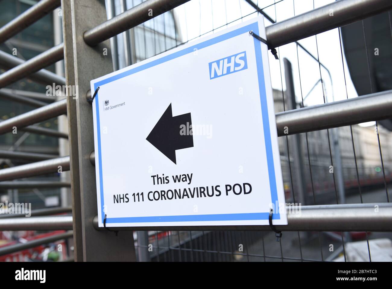 Signe de Pod de coronavirus à l'extérieur d'un hôpital au Royaume-Uni Banque D'Images