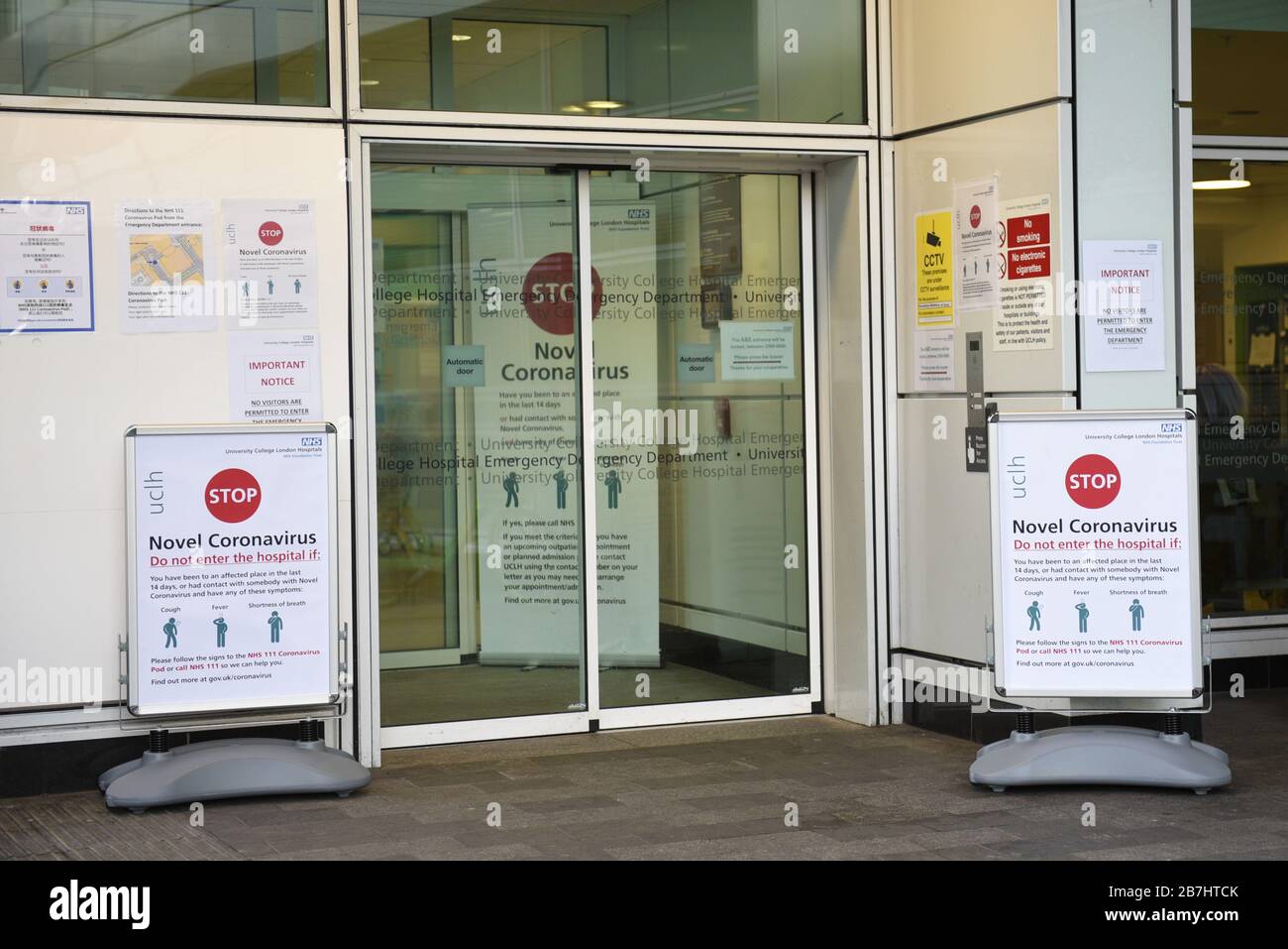 Des signes de coronavirus à l'extérieur d'un hôpital au Royaume-Uni Banque D'Images