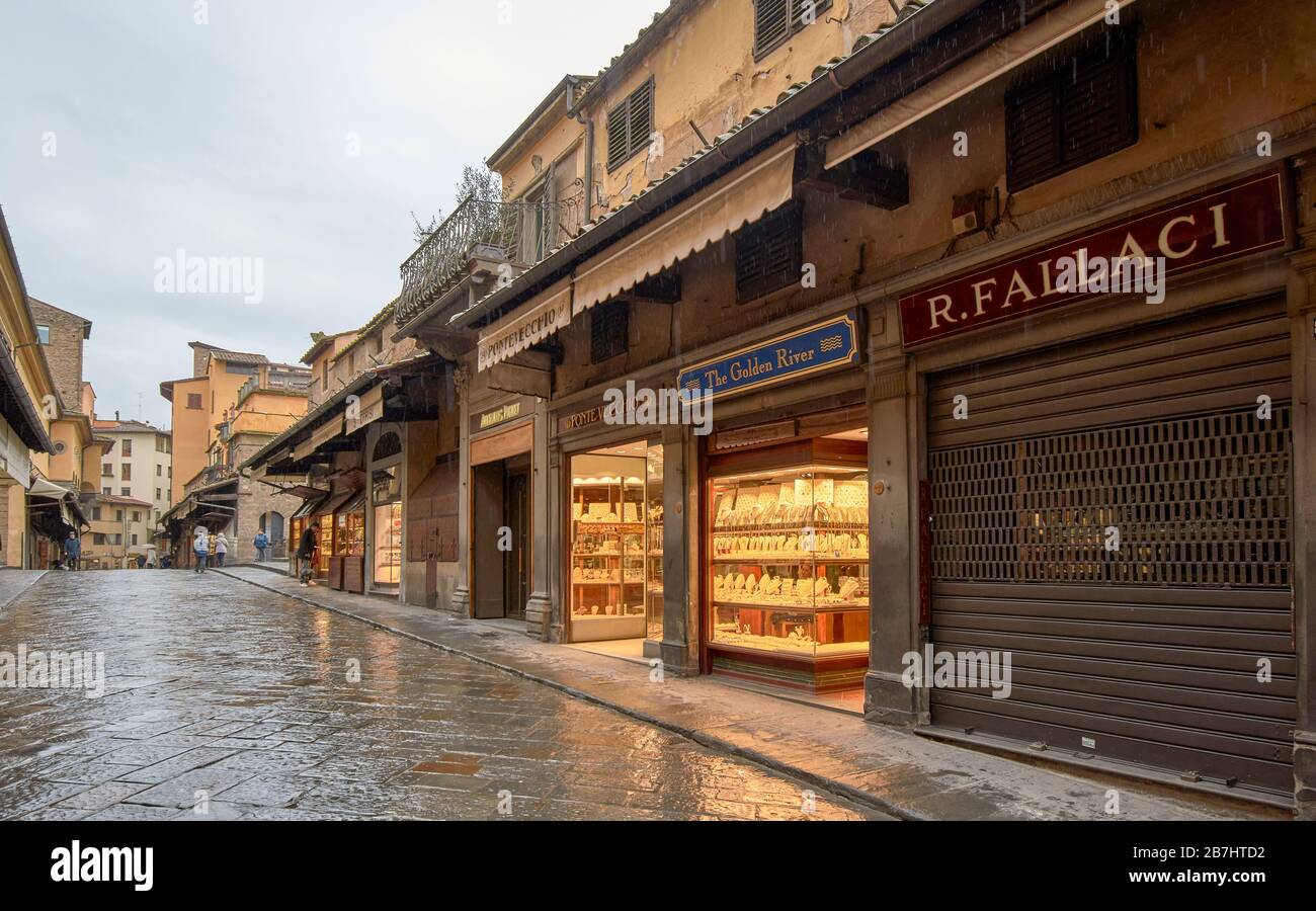 FLORENCE L'ITALIE PLEUT SUR LE PONT PONTE VECCHIO ET DES MAISONS OU DES BOUTIQUES ENJAMBANT LA RIVIÈRE Banque D'Images