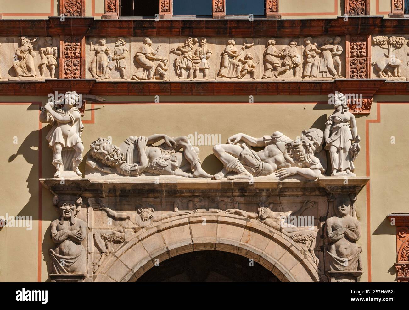 Hauts et bas reliefs au-dessus de l'entrée du château de Fürstenhof à Wismar, Mecklembourg-Poméranie-Occidentale, Allemagne Banque D'Images