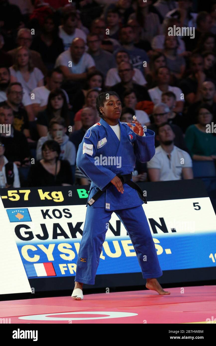 Paris, France - 08 février 2020: Nora Gjakova pour le Kosovo (blanc) contre Sarah Leonie Cysique pour la France (bleu), femmes -57 kg, médaille de bronze Match (crédit: Mickael Chavet) Banque D'Images