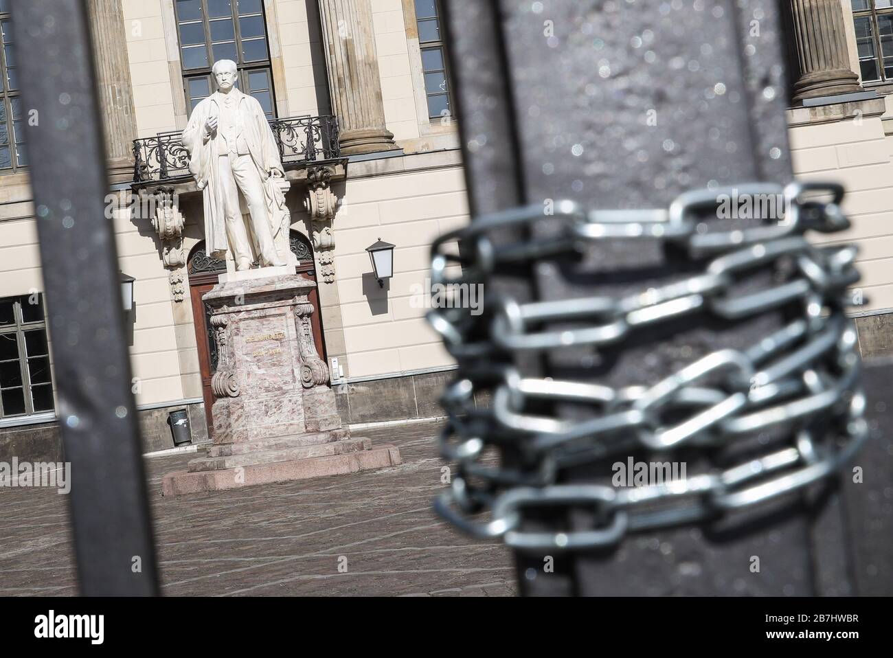 Berlin, Allemagne. 16 mars 2020. Une entrée verrouillée de l'Université Humboldt de Berlin est vue à Berlin, capitale de l'Allemagne, le 16 mars 2020. Les données de l'agence allemande de lutte contre la maladie ont montré que le nombre de cas confirmés de COVID-19 dans le pays a grimpé à 4 838 dimanche après-midi, soit 1 043 de plus que la veille. Le nombre de morts est passé à 12. Crédit: Shan Yuqi/Xinhua/Alay Live News Banque D'Images