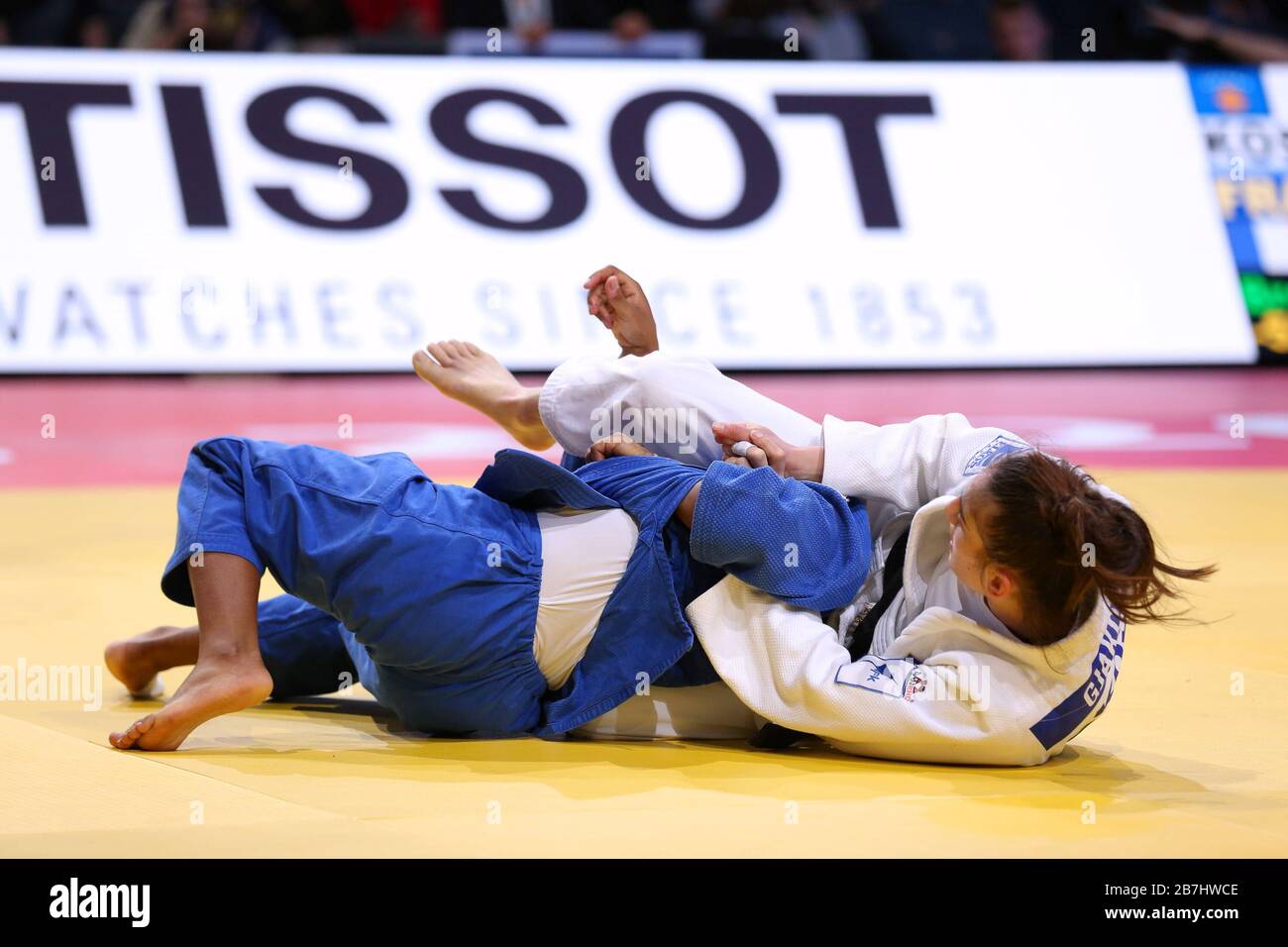 Paris, France - 08 février 2020: Nora Gjakova pour le Kosovo (blanc) contre Sarah Leonie Cysique pour la France (bleu), femmes -57 kg, médaille de bronze Match (crédit: Mickael Chavet) Banque D'Images